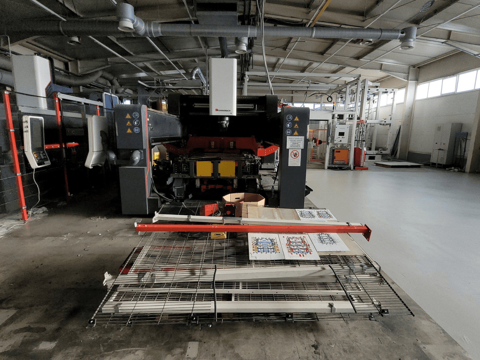 La máquina FSW DSM 2400 de GRENZEBACH, vista frontal en su configuración de fábrica, muestra la configuración de mecanizado con materiales impresos y el equipamiento.