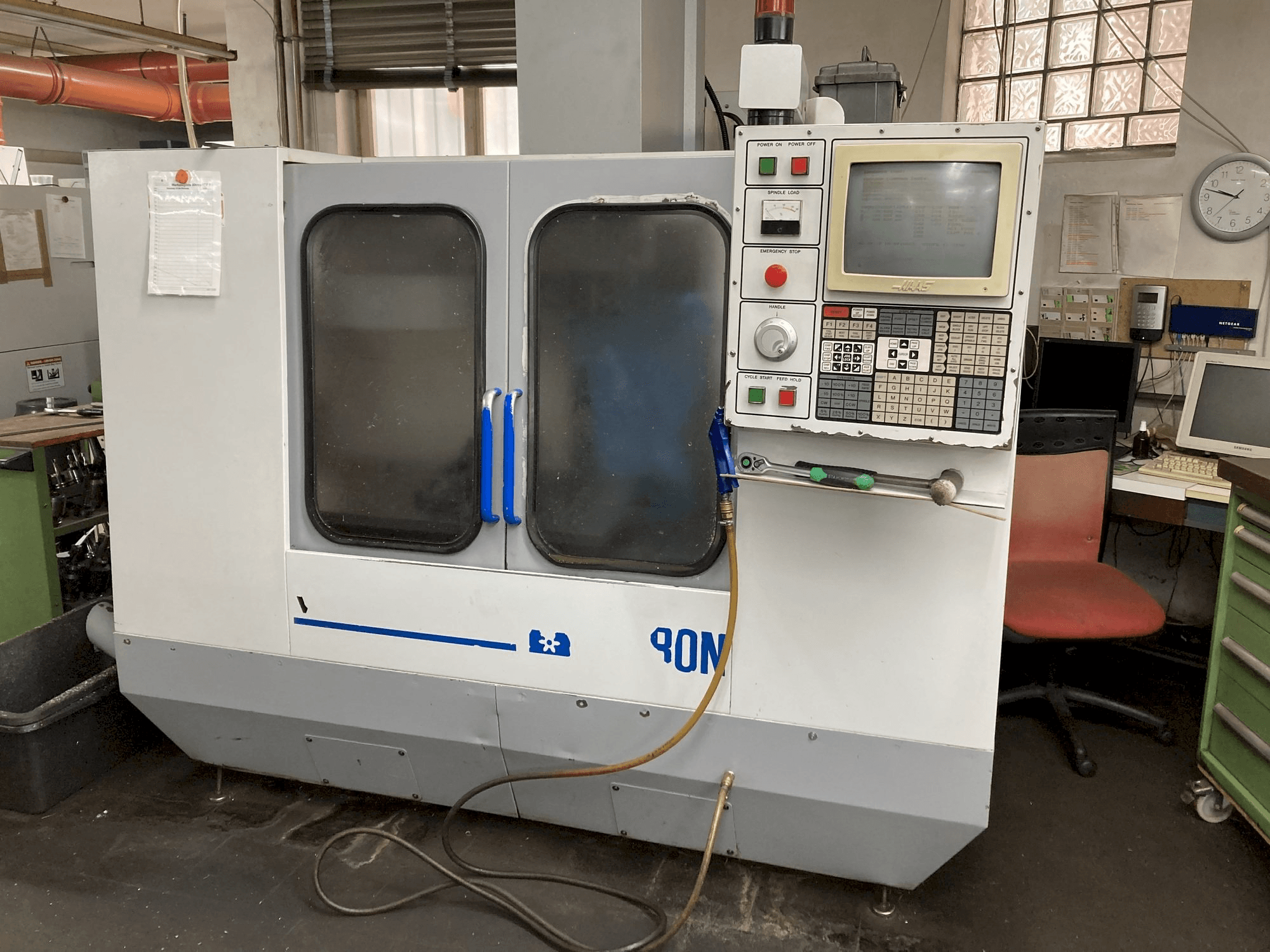 Vista frontal de la máquina MIKRON VCE750