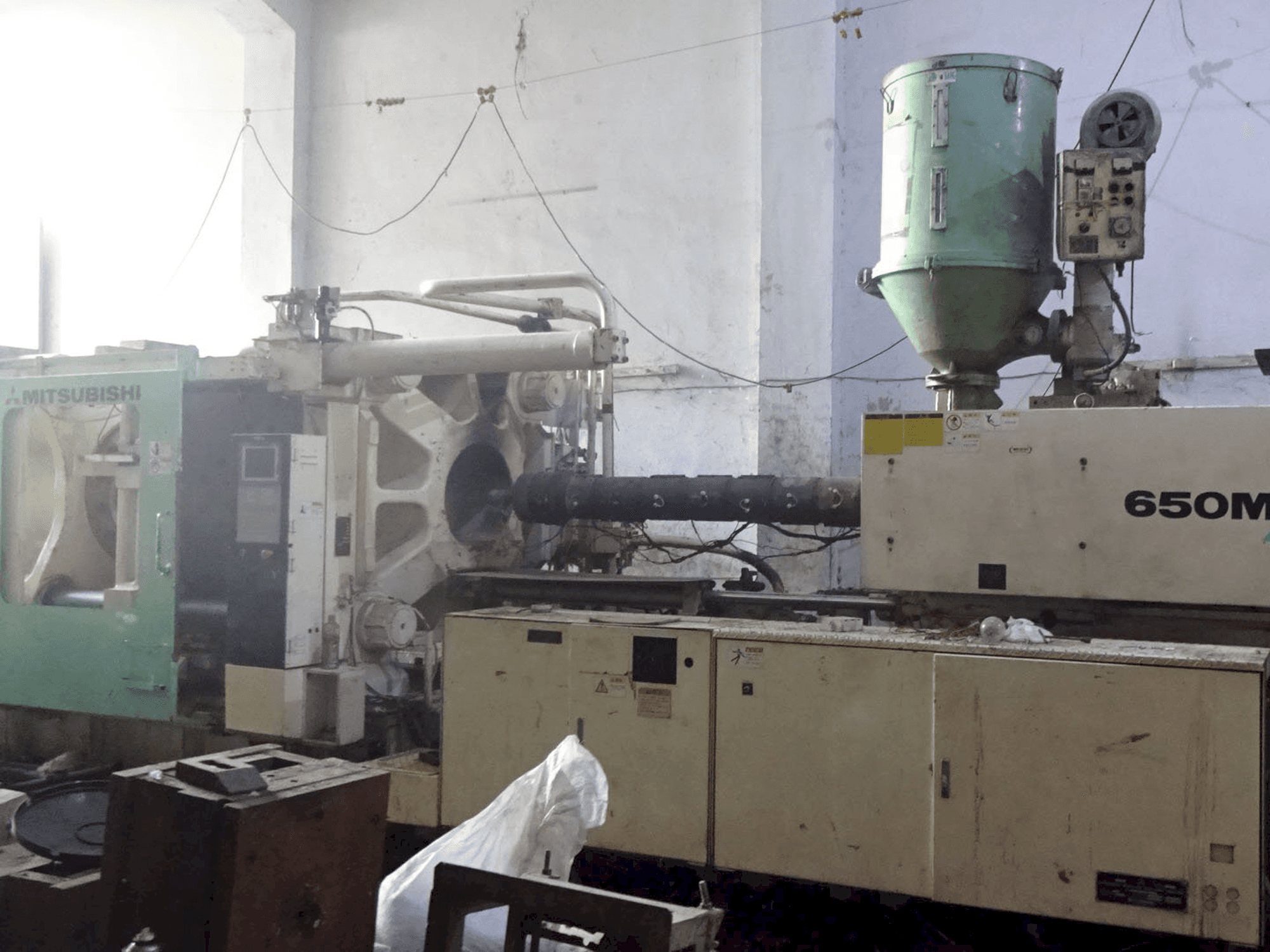 Vista derecha de la máquina Mitsubishi 650 MMG