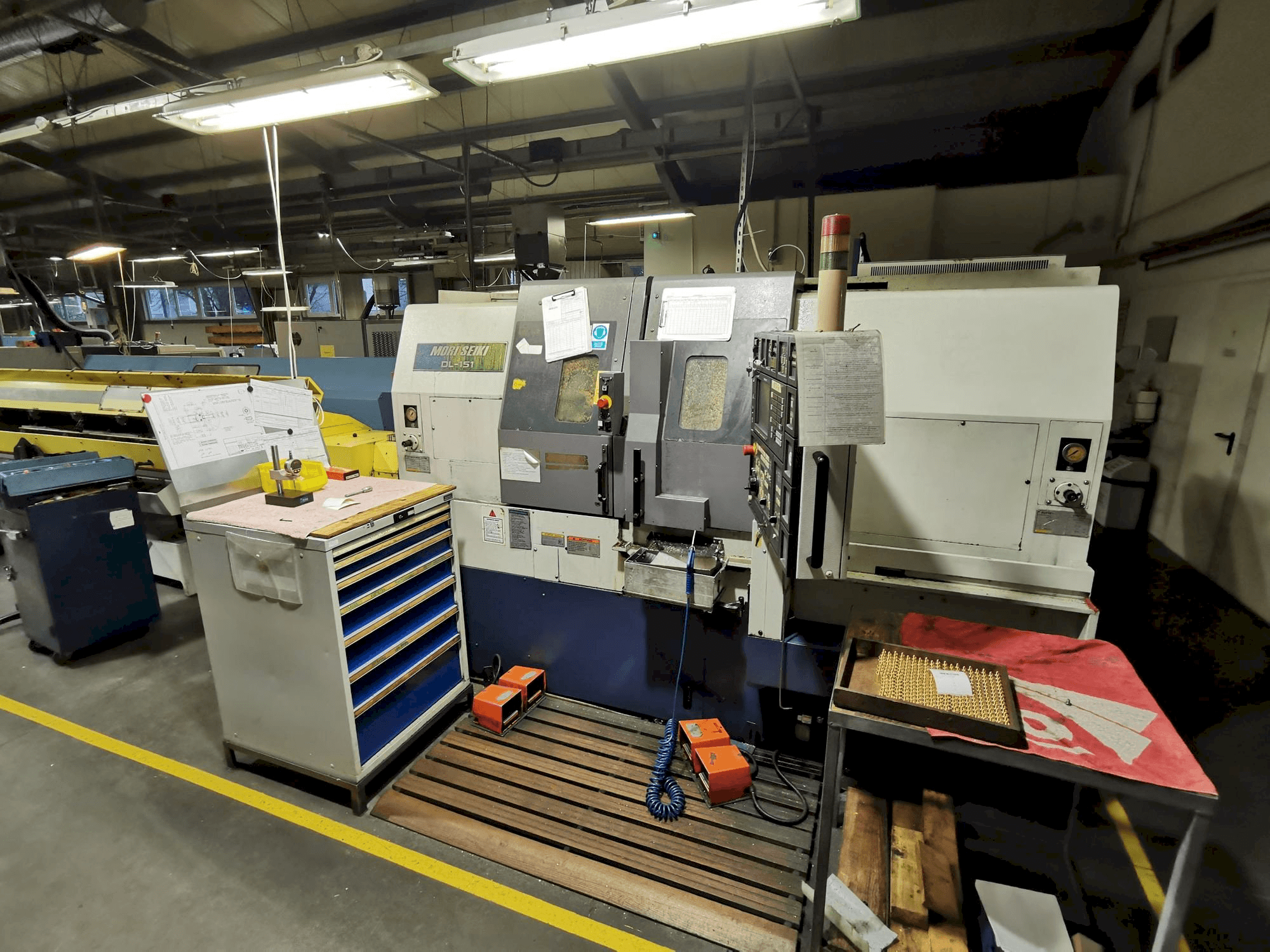 Vista frontal de la máquina MORI SEIKI DL-151Y