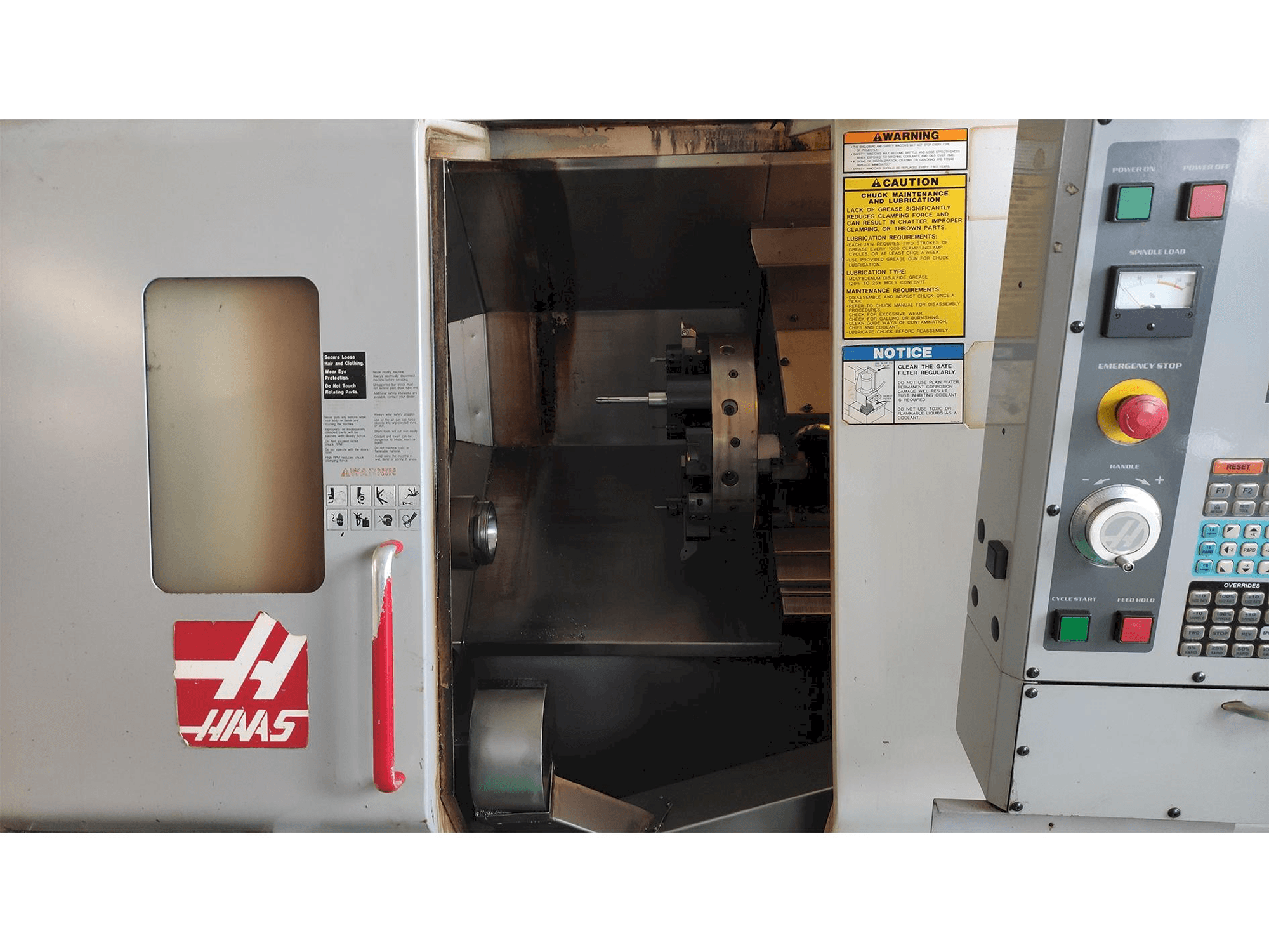 Vista frontal de la máquina HAAS SL-20HE