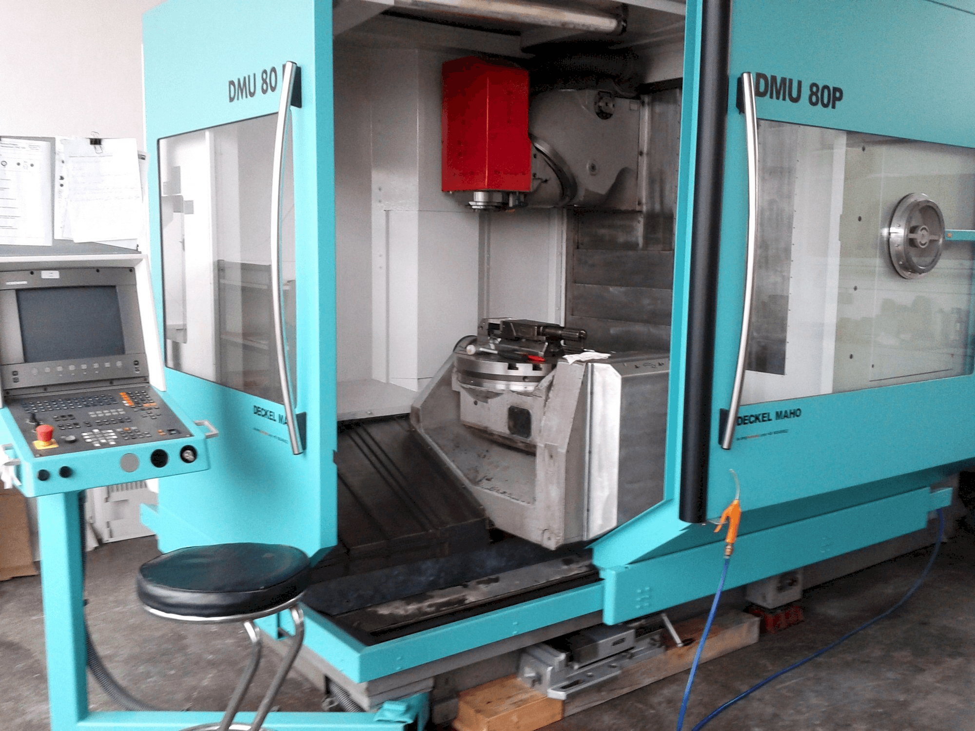 Vista frontal de la máquina DECKEL MAHO DMU 80P