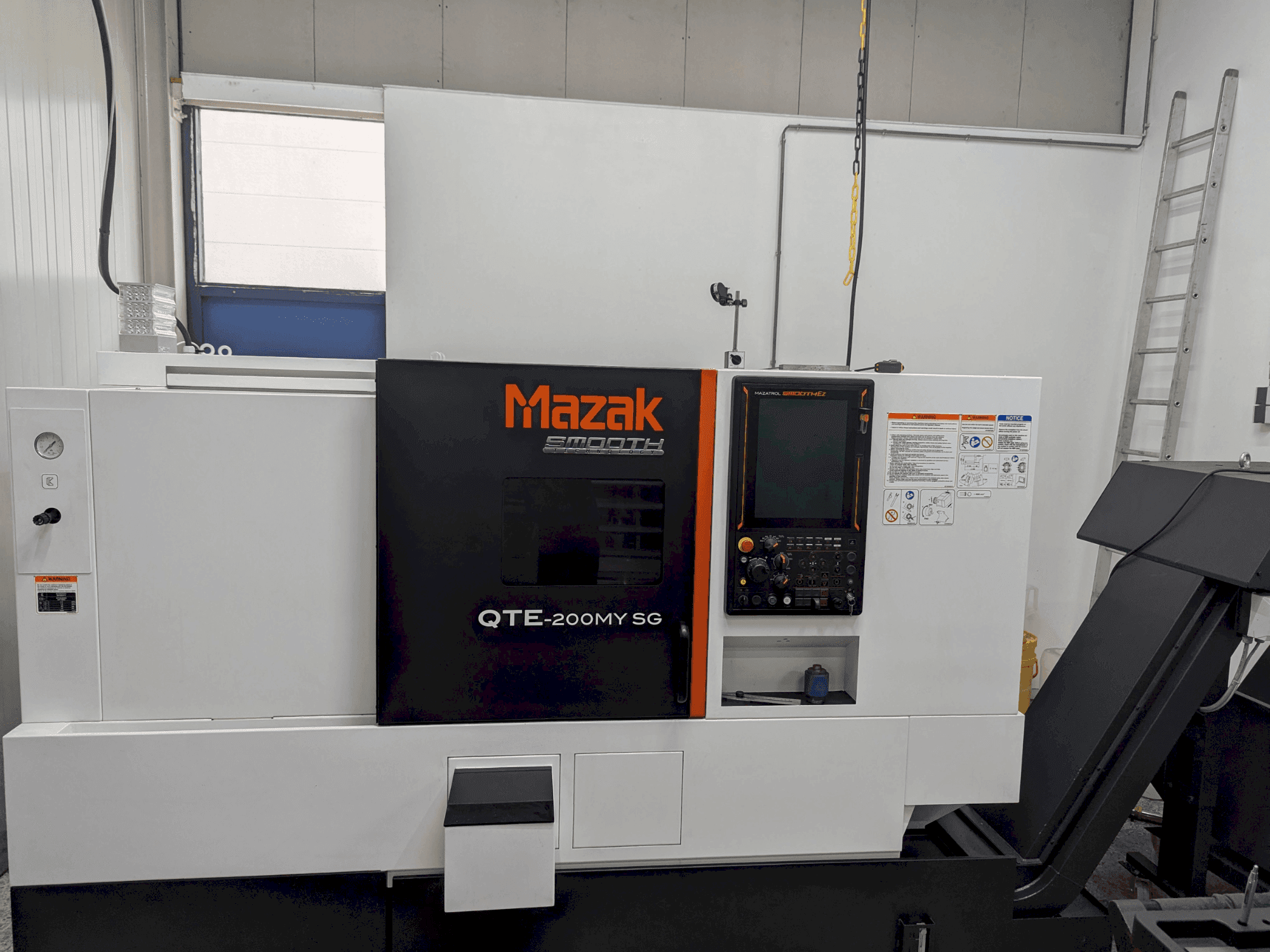 Vista frontal de la máquina Mazak QTE-200MY SG