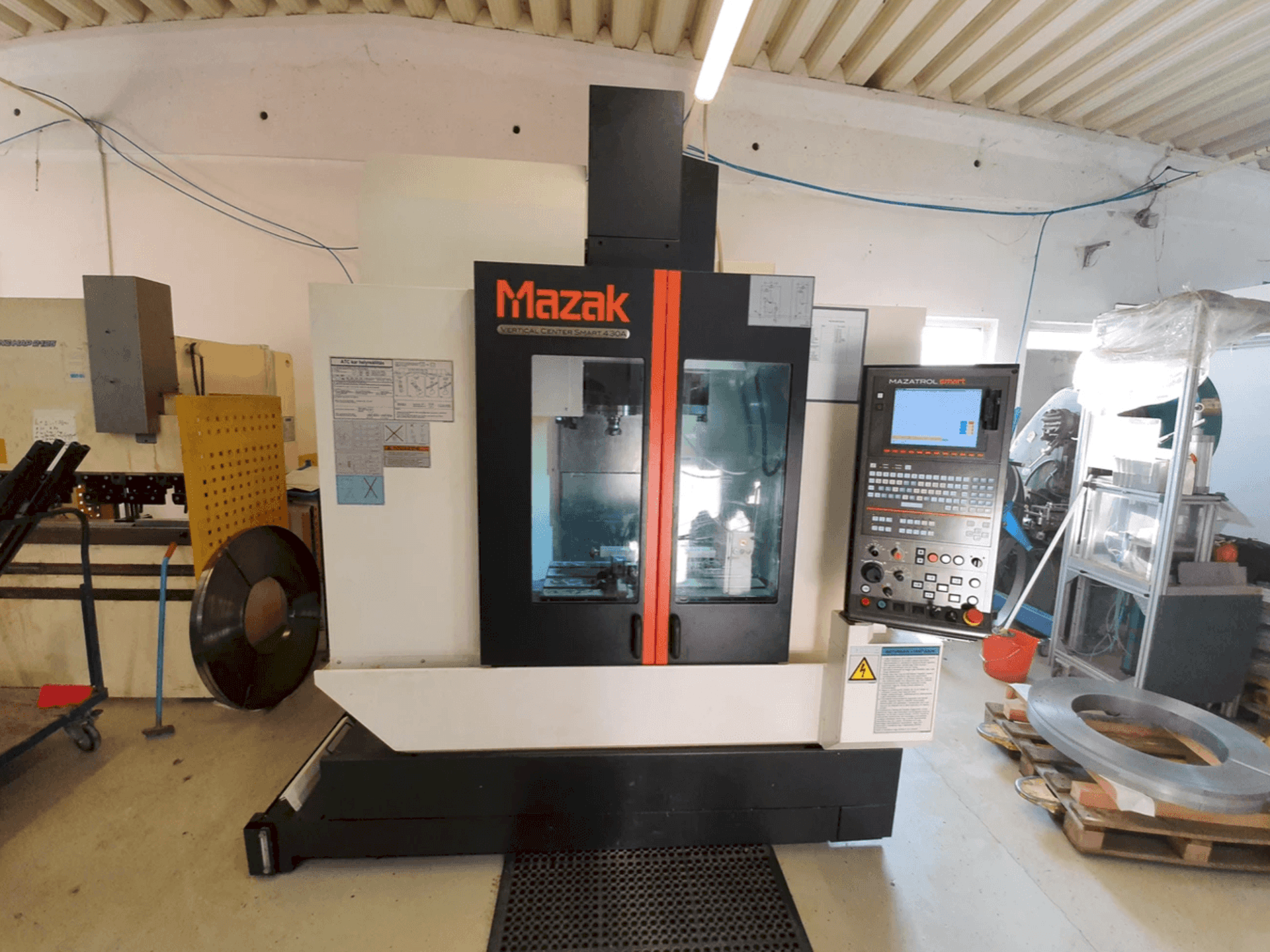 Vista frontal de la máquina Mazak 430A
