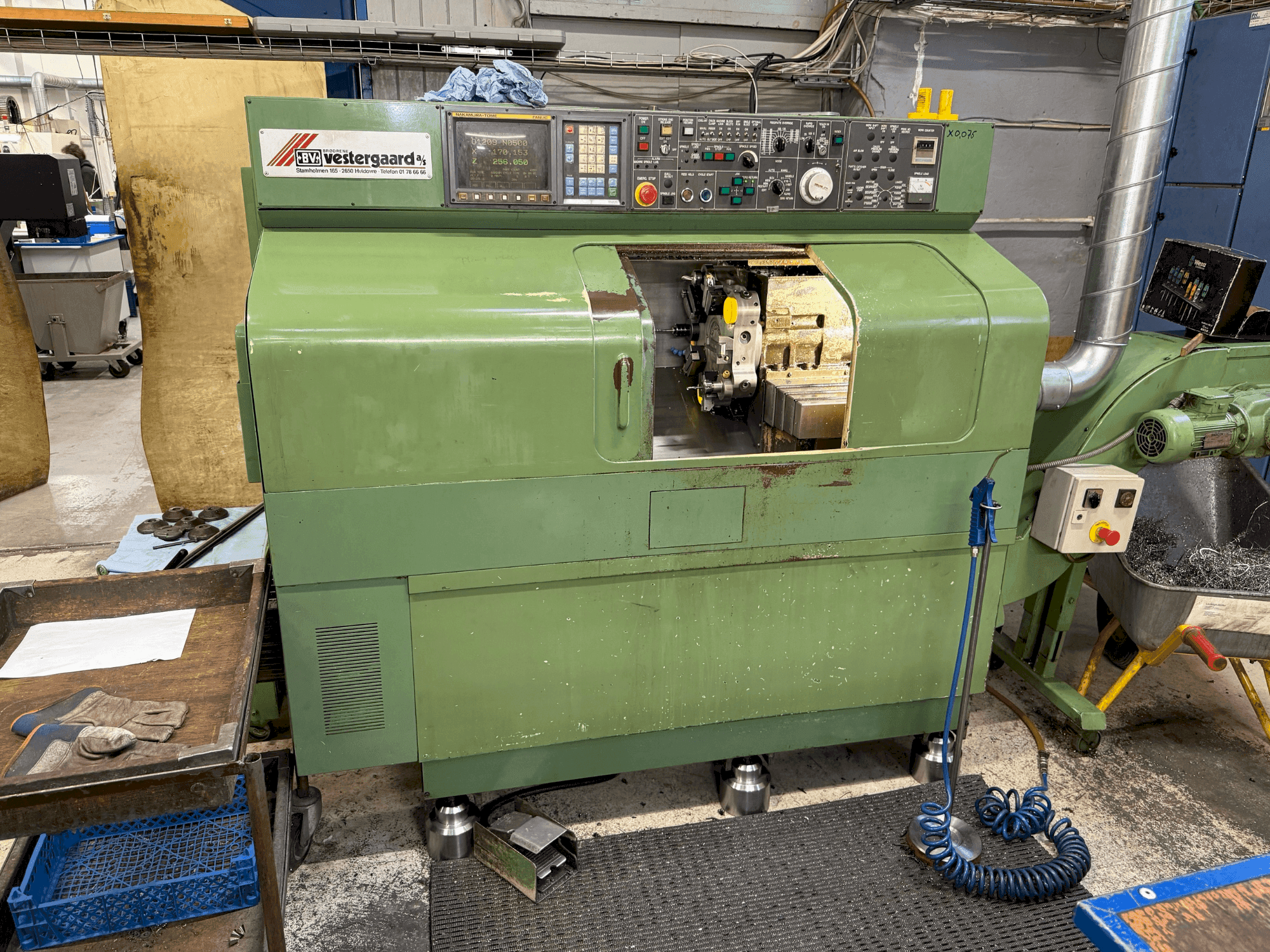 Vista frontal de la máquina NAKAMURA TMC-15