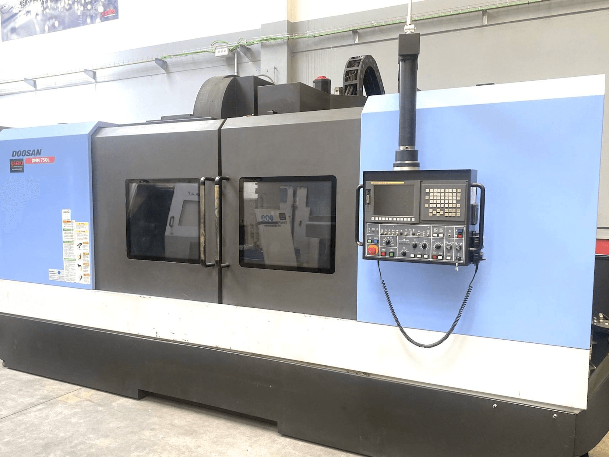 Vista frontal de la máquina Doosan DNM 750L