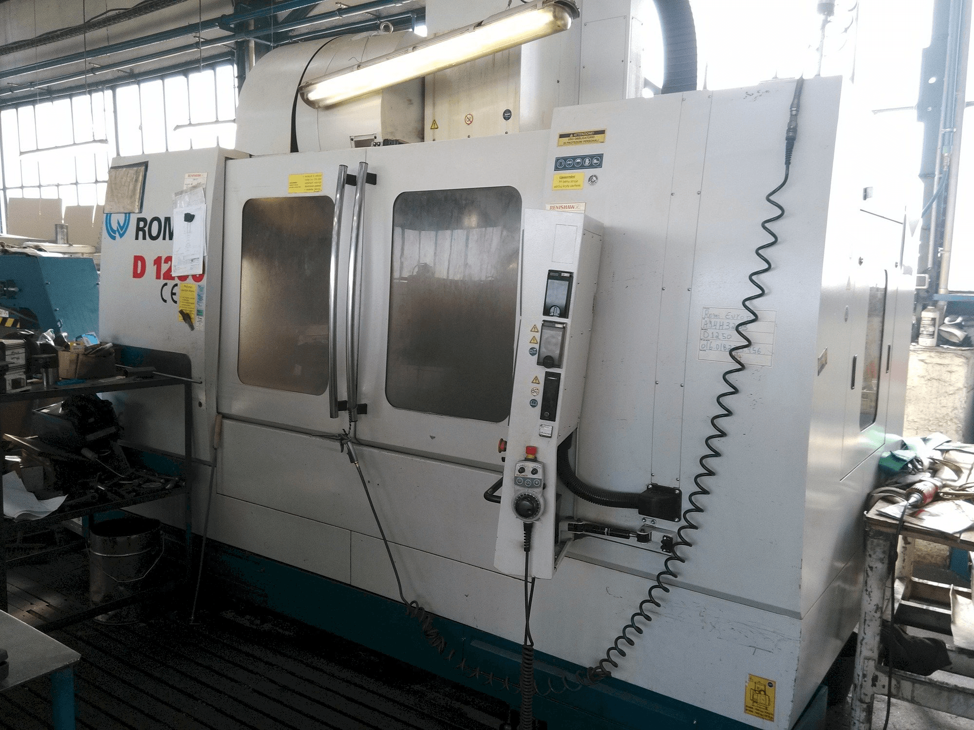 Vista frontal de la máquina Romi D 1250