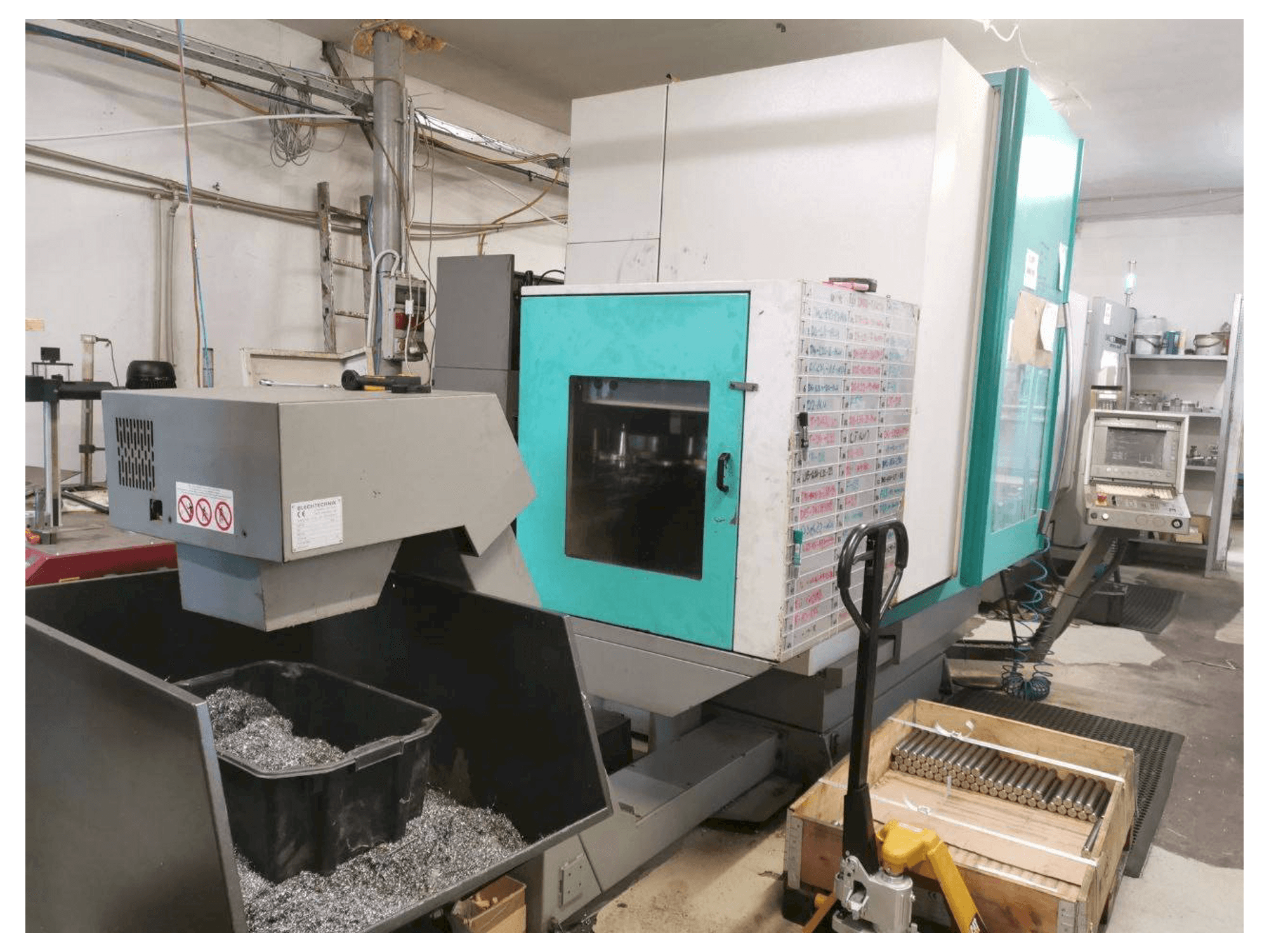 Vista frontal de la máquina DECKEL MAHO 70 V