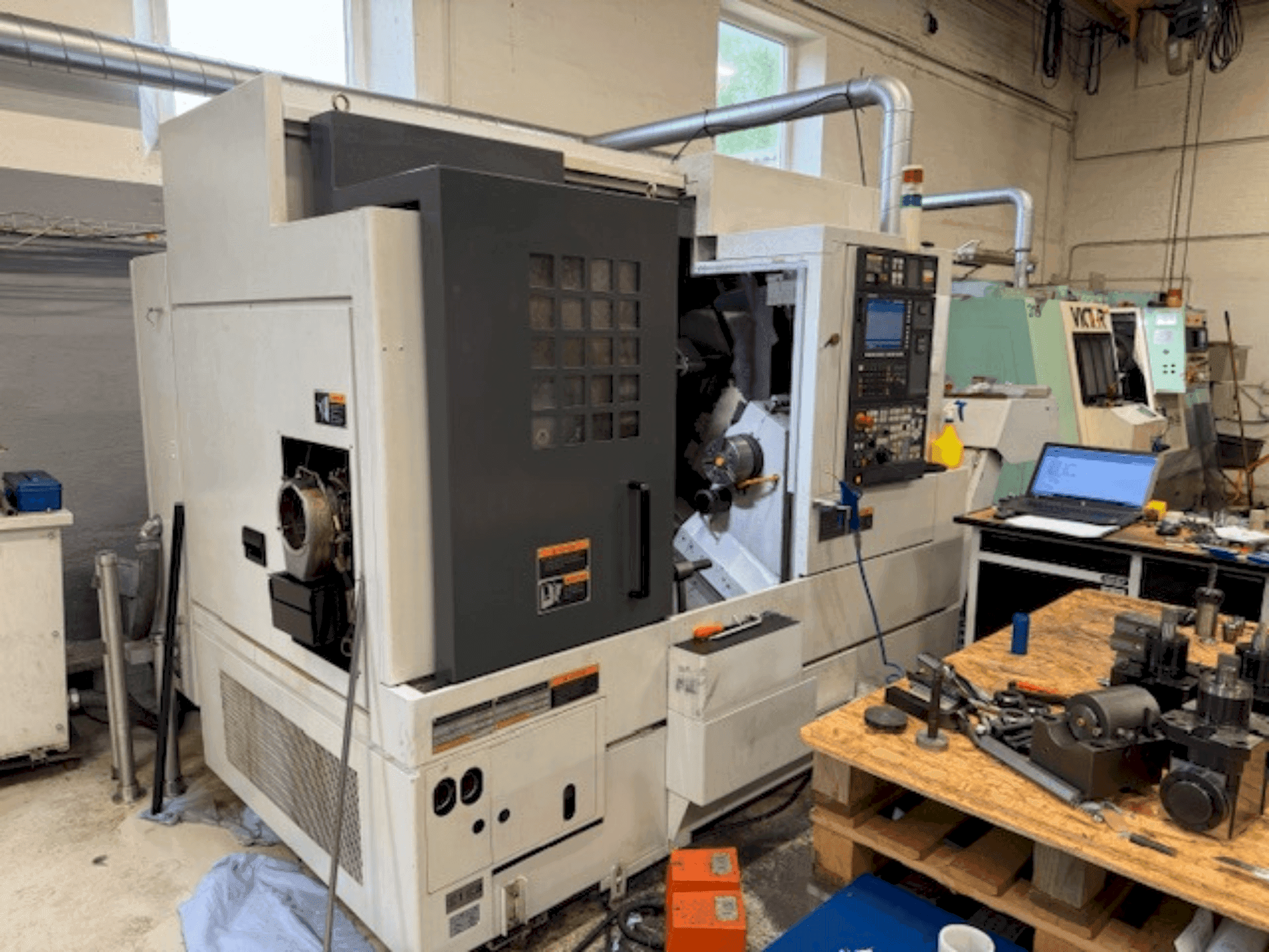 Vista frontal de la máquina MORI SEIKI NL 2000 SY/500