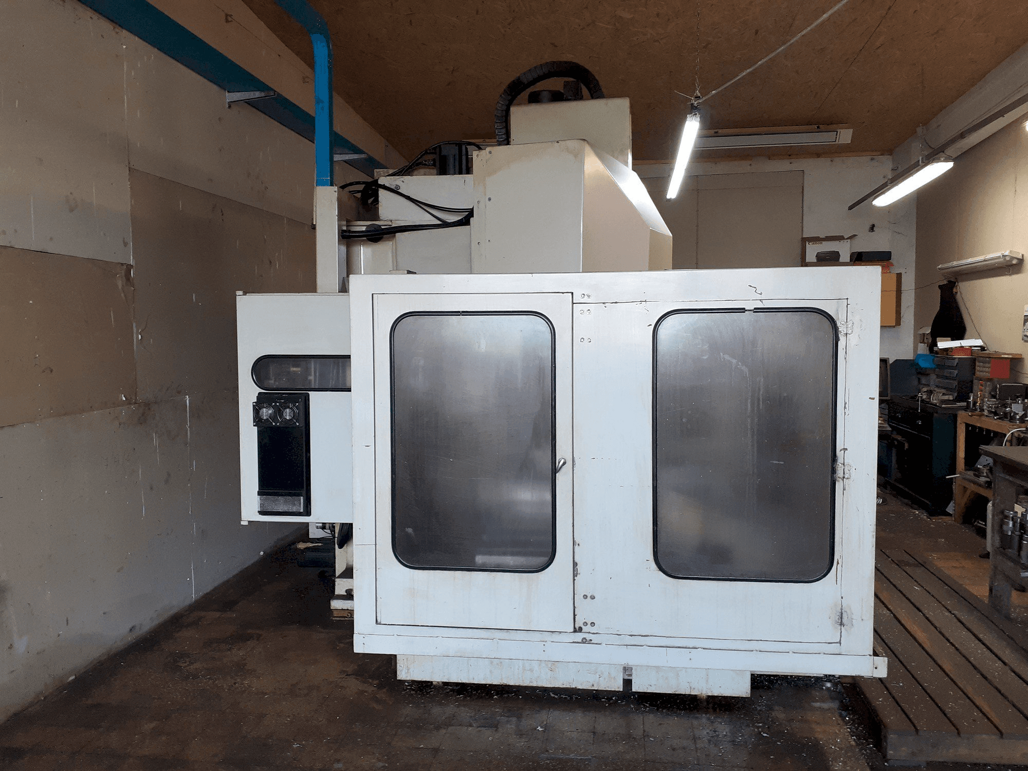 Vista frontal de la máquina Hurco BMC 50-P