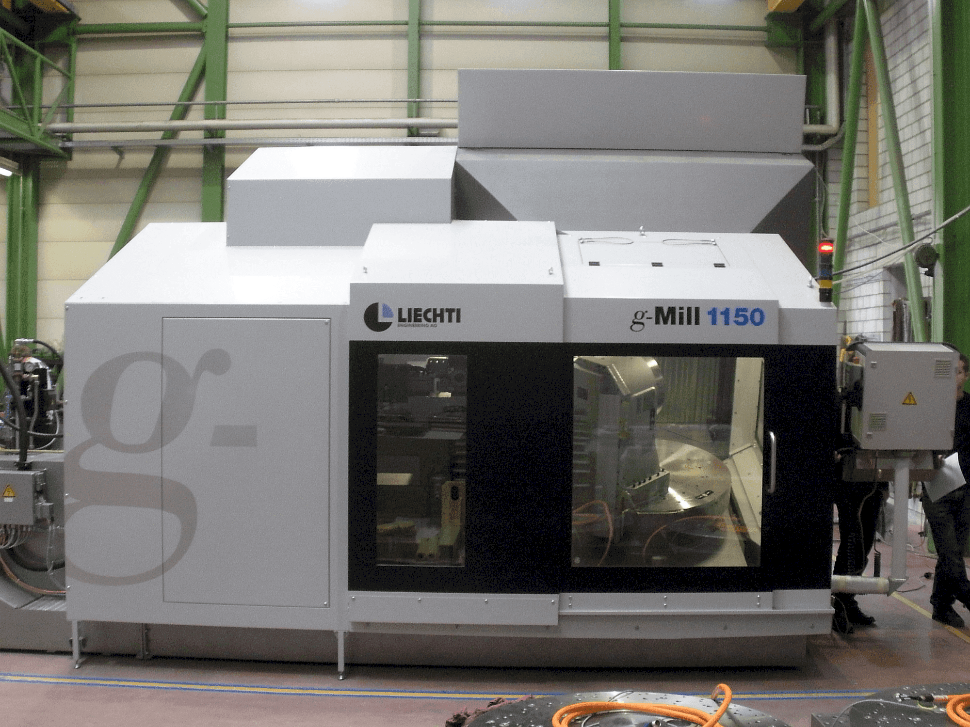Vista frontal de la máquina Liechti G-Mill 1150