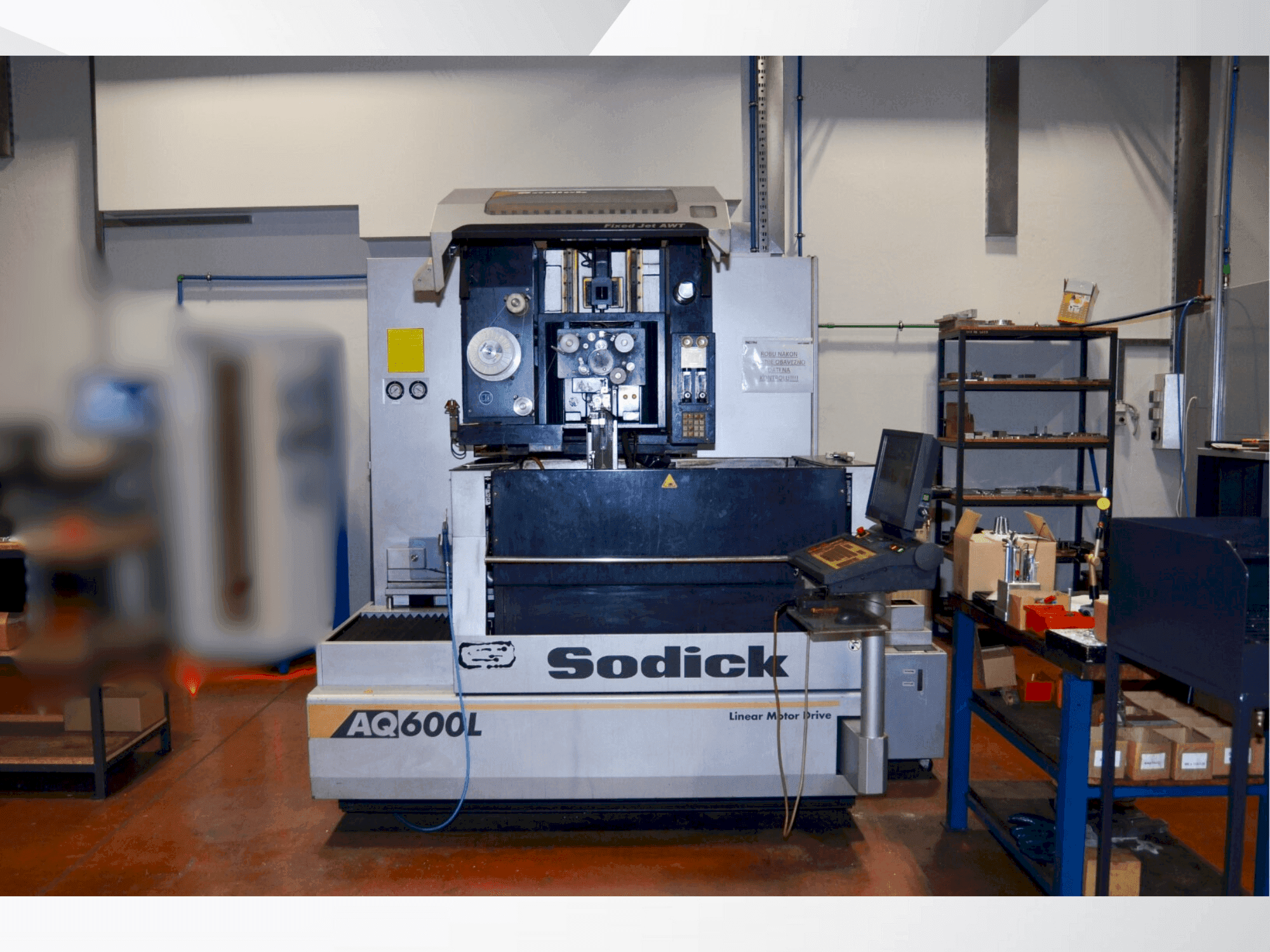 Vista frontal de la máquina Sodick AQ 600L