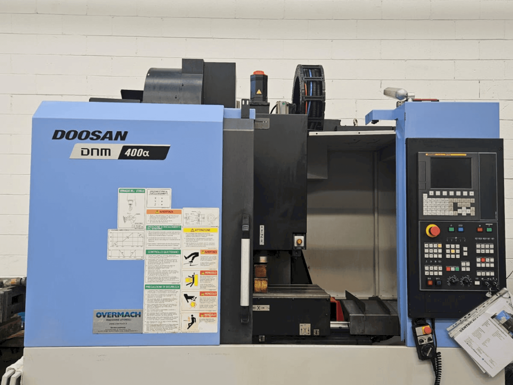 Vista frontal de la máquina DOOSAN DNM 400 alpha