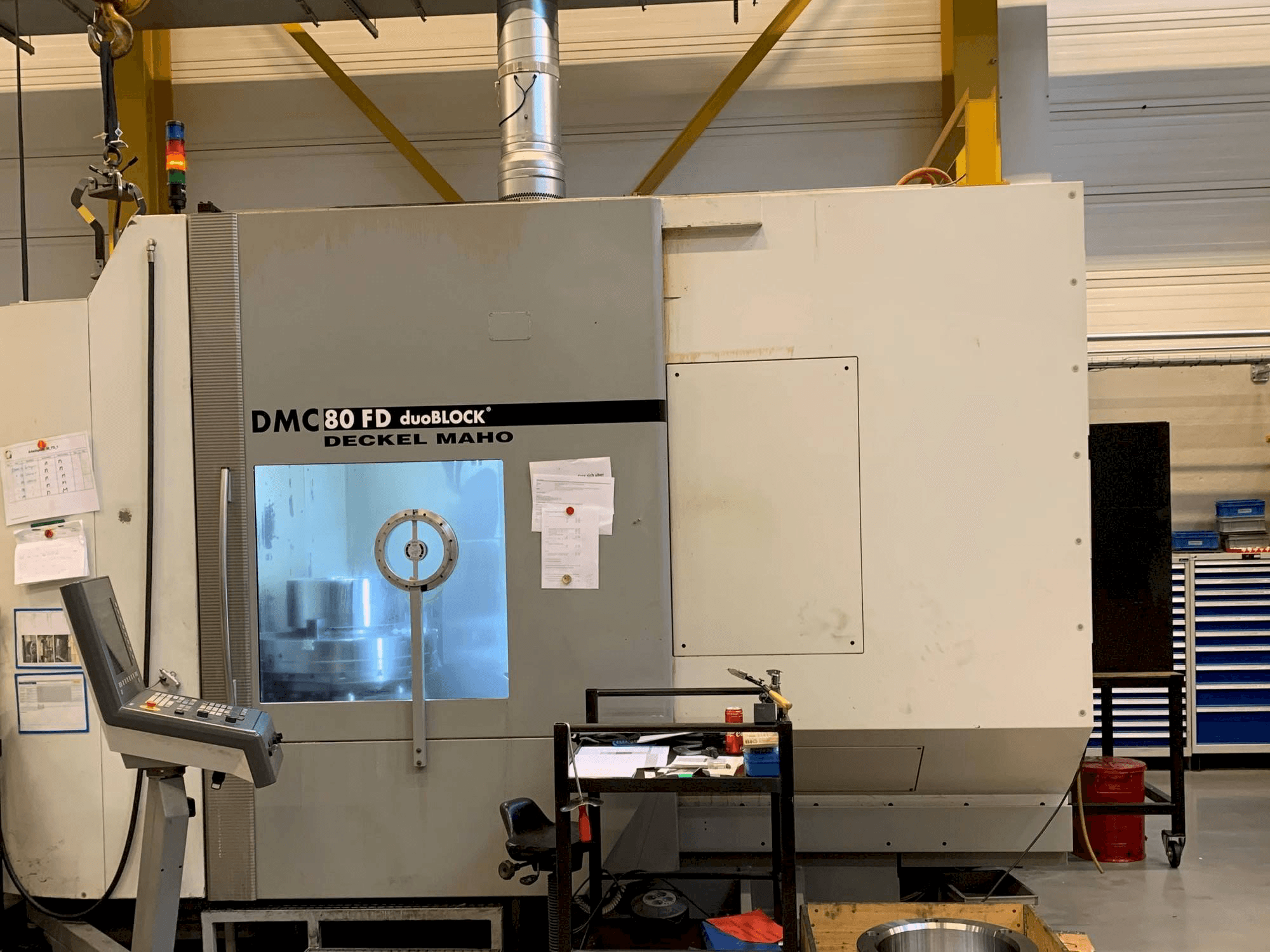 Vista frontal de la máquina DECKEL MAHO DMC 80 FD duoBLOCK