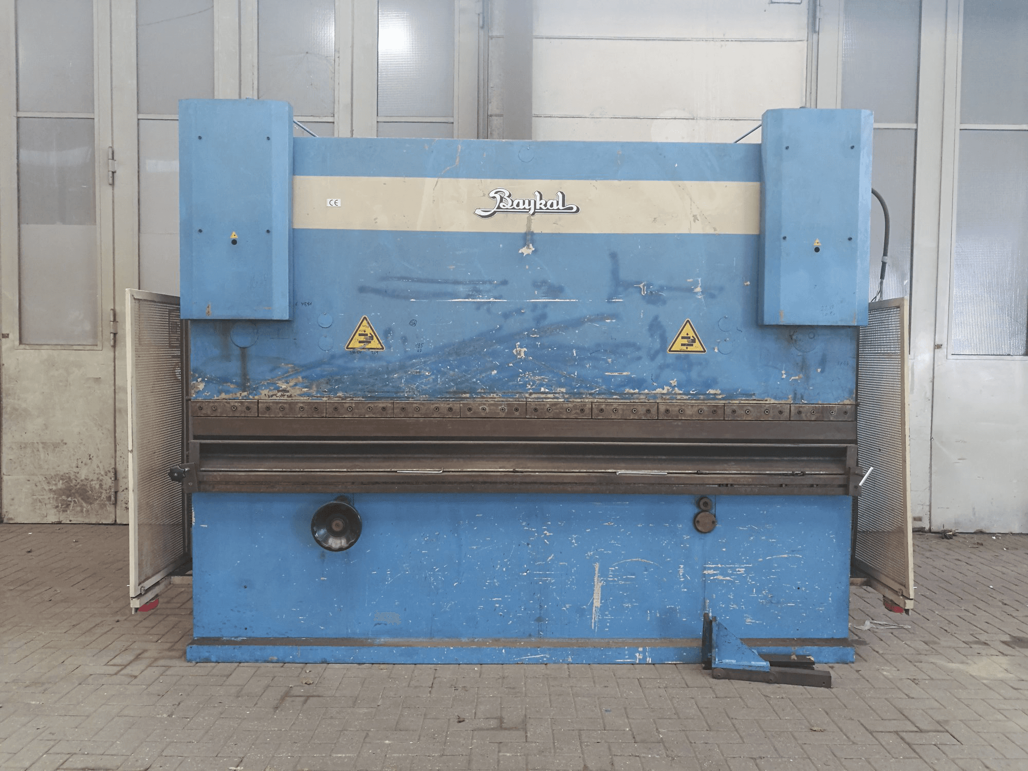 Vista frontal de la máquina Baykal APH 3112x220