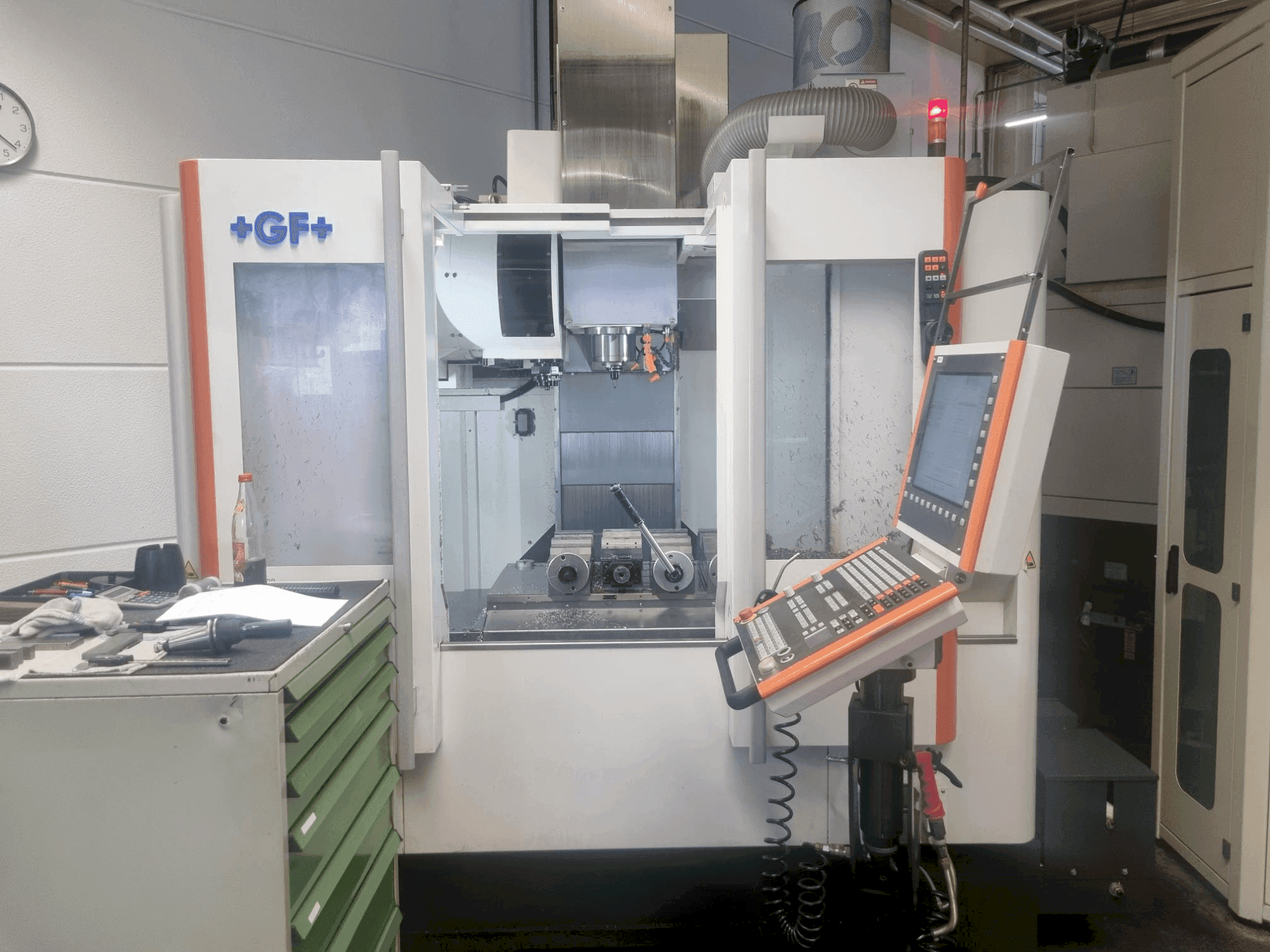 Vista frontal de la máquina MIKRON VCE 800 Pro