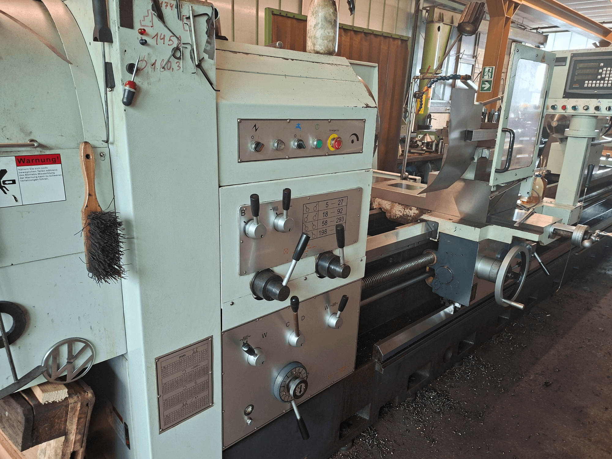 Torno horizontal BV-40160 de la marca «Other», vista frontal en la que se aprecian el panel de control, el cepillo y la zona de la pieza de metal.