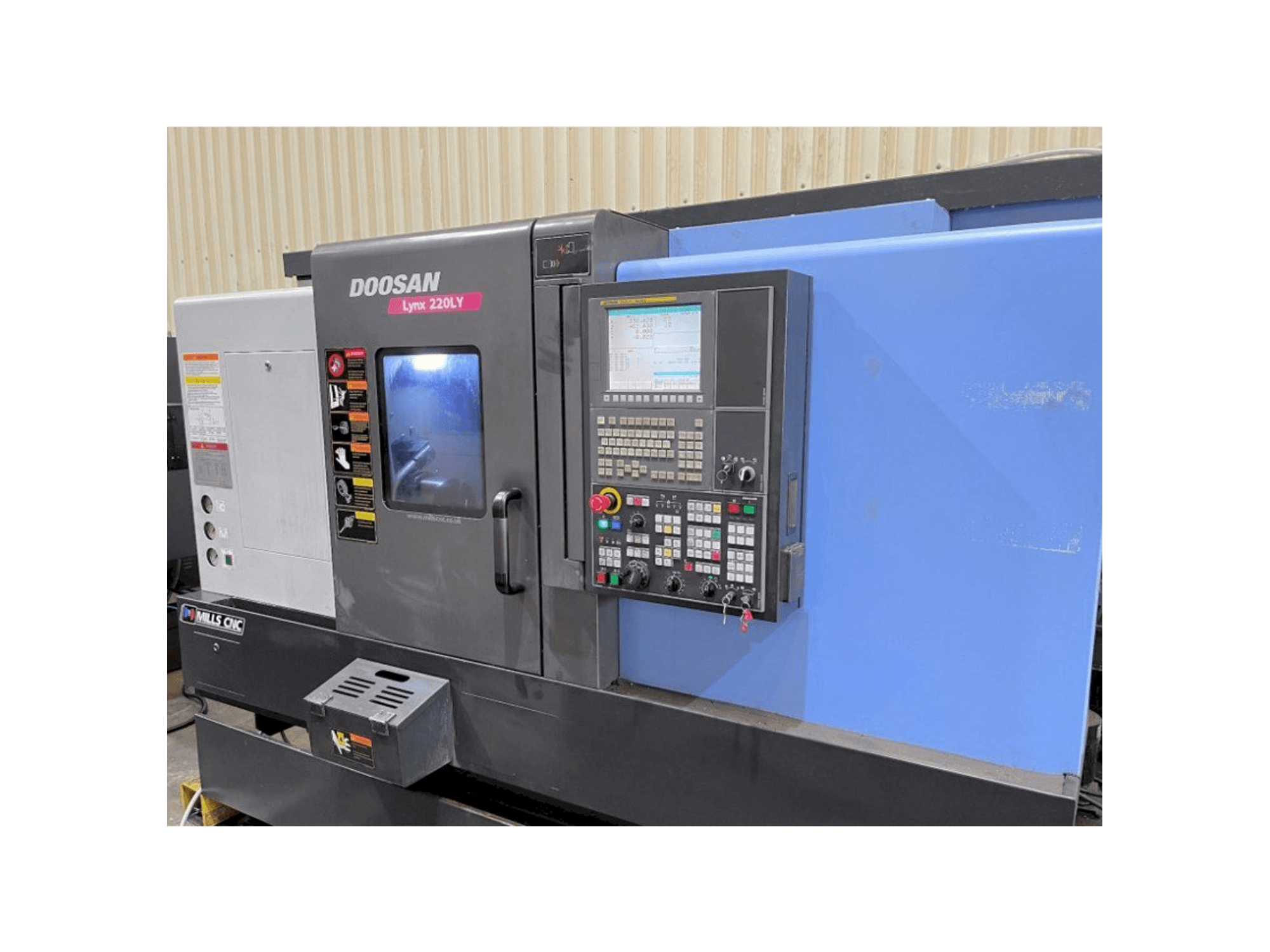 Vista frontal de la máquina Doosan Lynx 220LYC