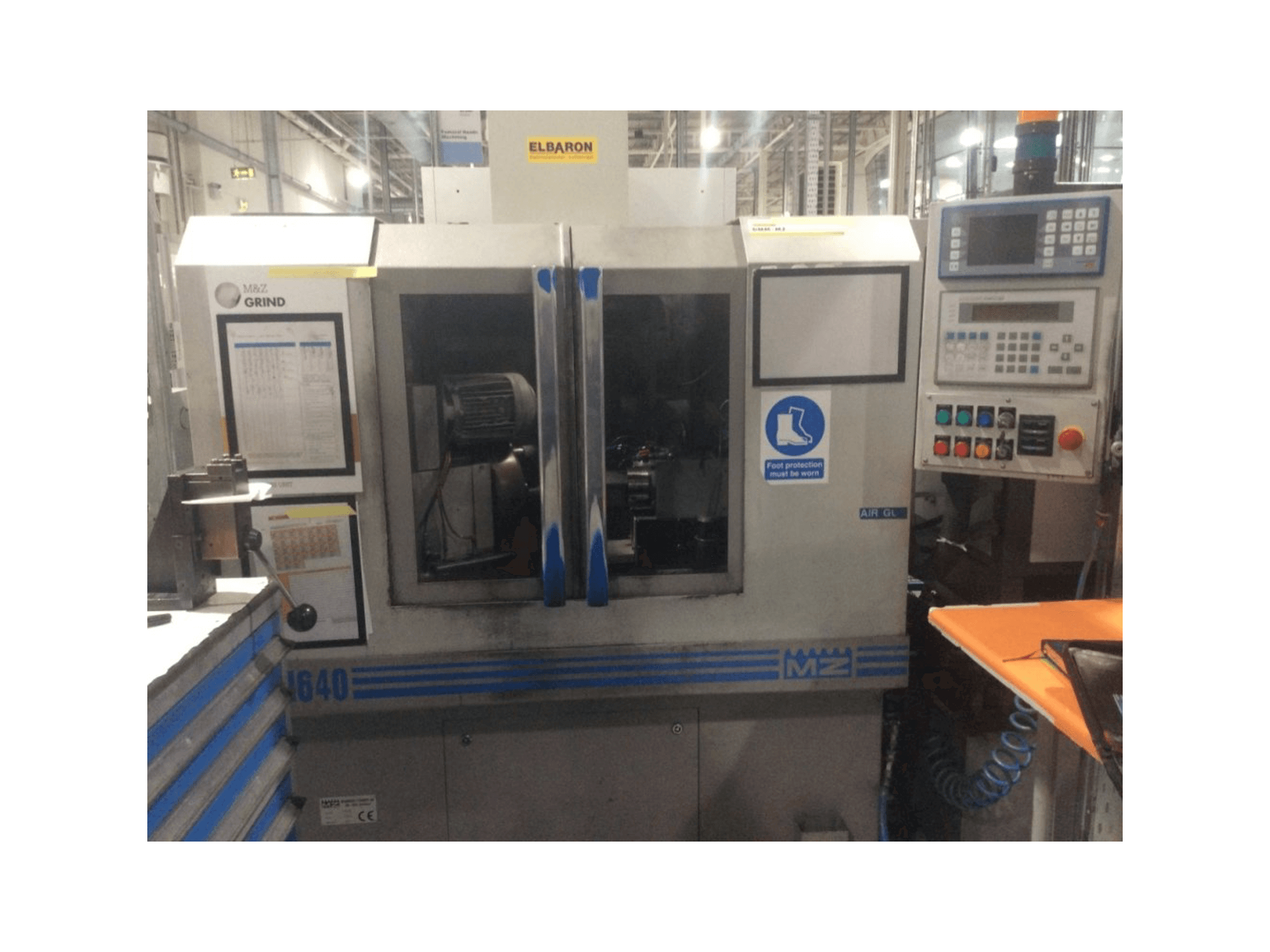 Vista frontal de la máquina Monnier & Zahner M640 CNC