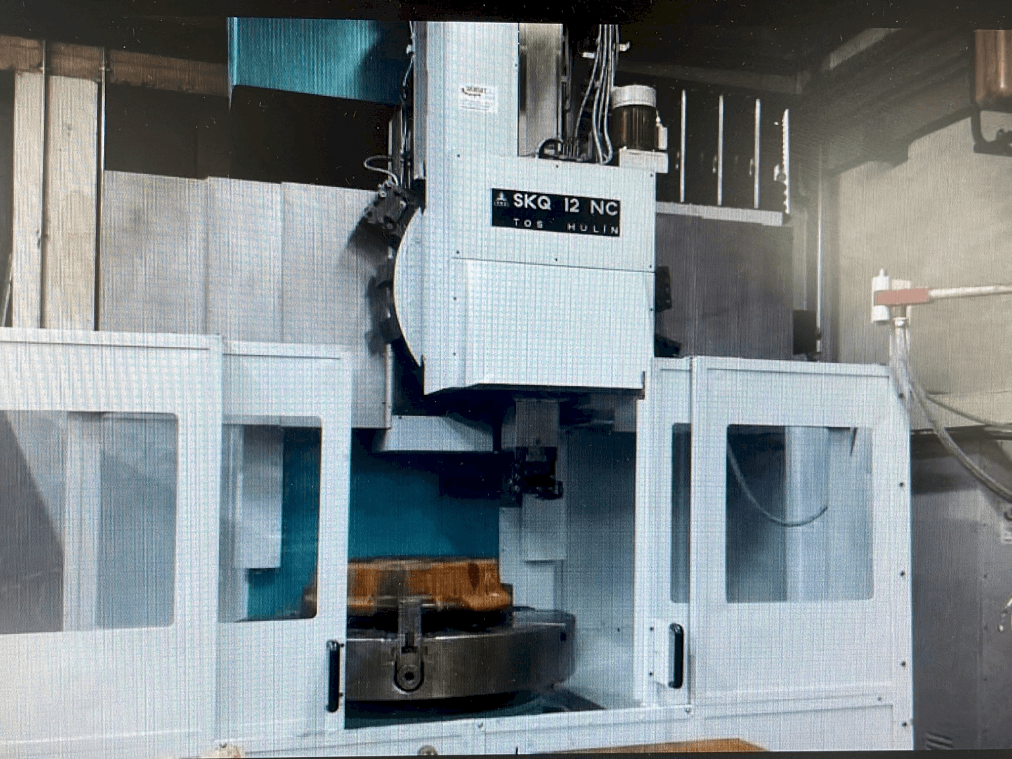 Vista frontal de la máquina TOS SKQ 12 NC