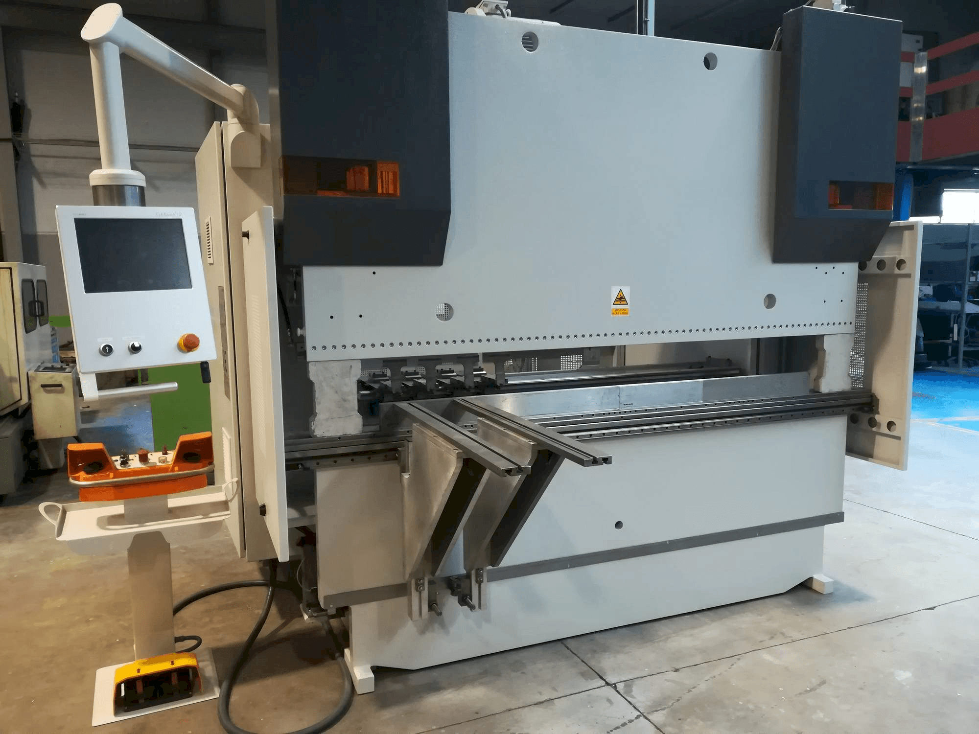 Vista frontal de la máquina LVD LVD PPEB 80/25 CAD-CNC