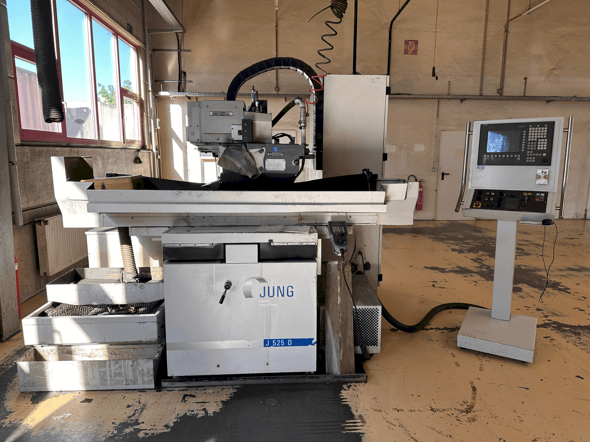 Vista frontal de la máquina JUNG J 525-D