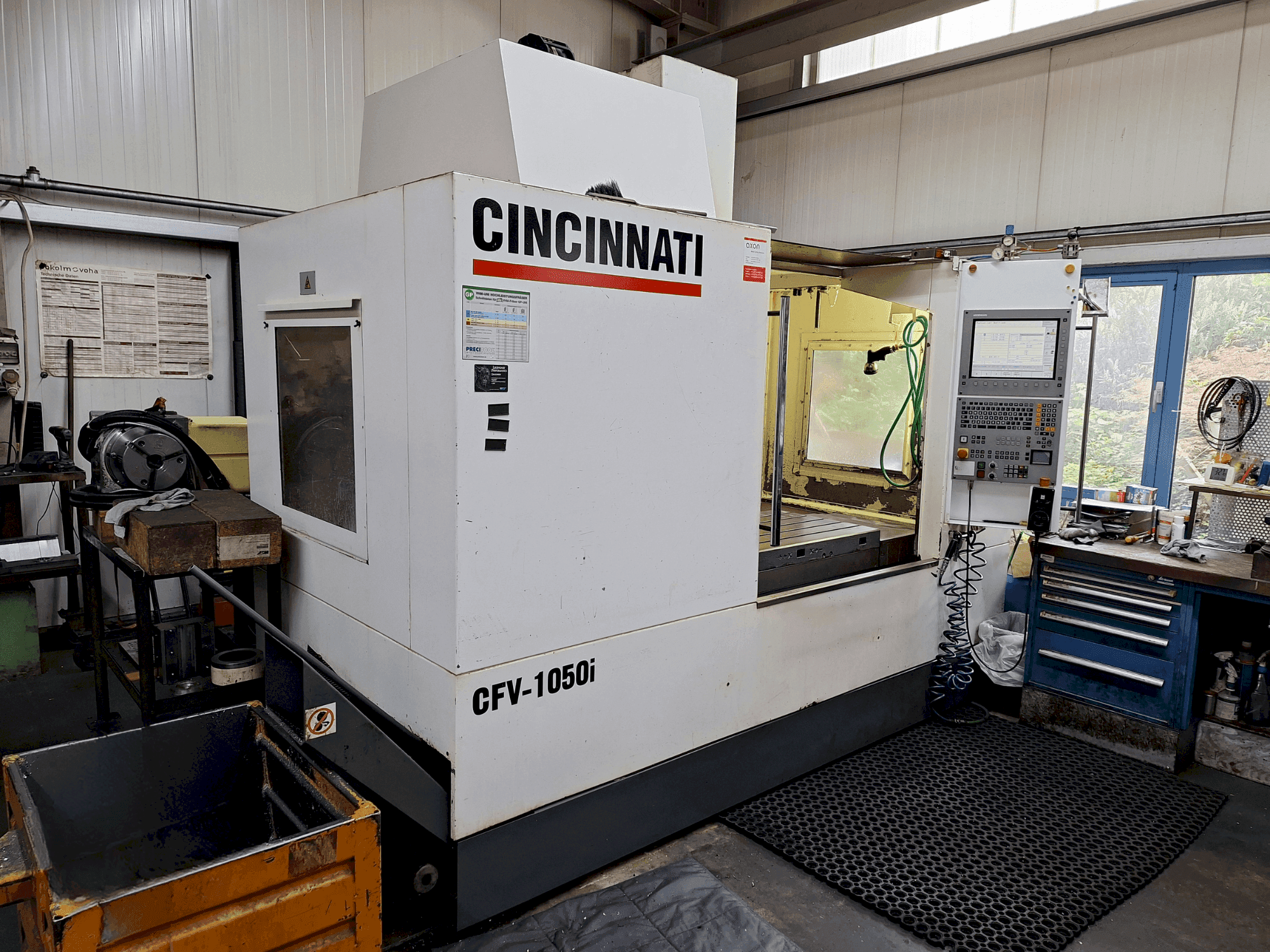 Vista frontal de la máquina Cincinnati CFV-1050i