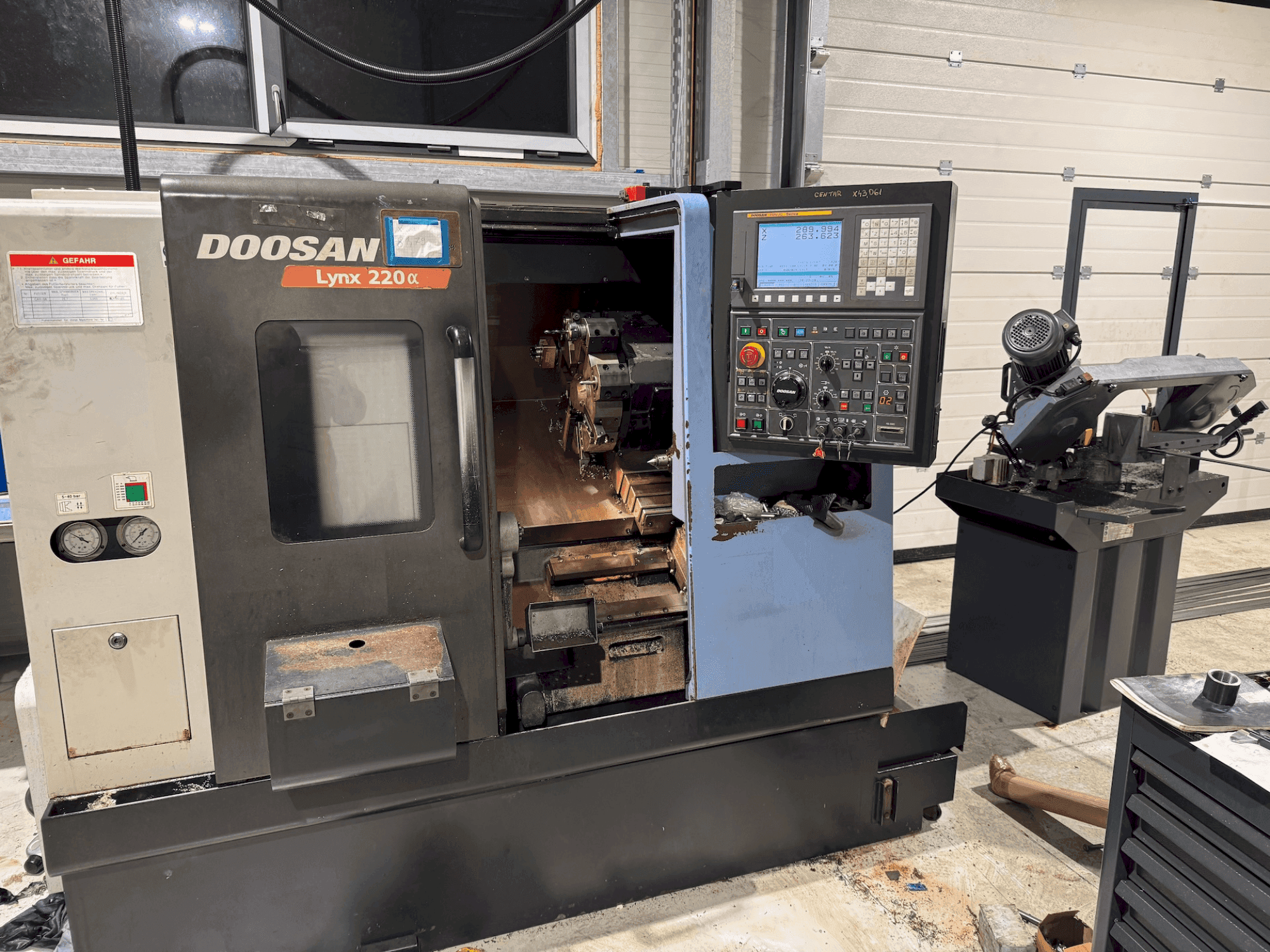 Vista frontal de la máquina DOOSAN Lynx 220 Alpha