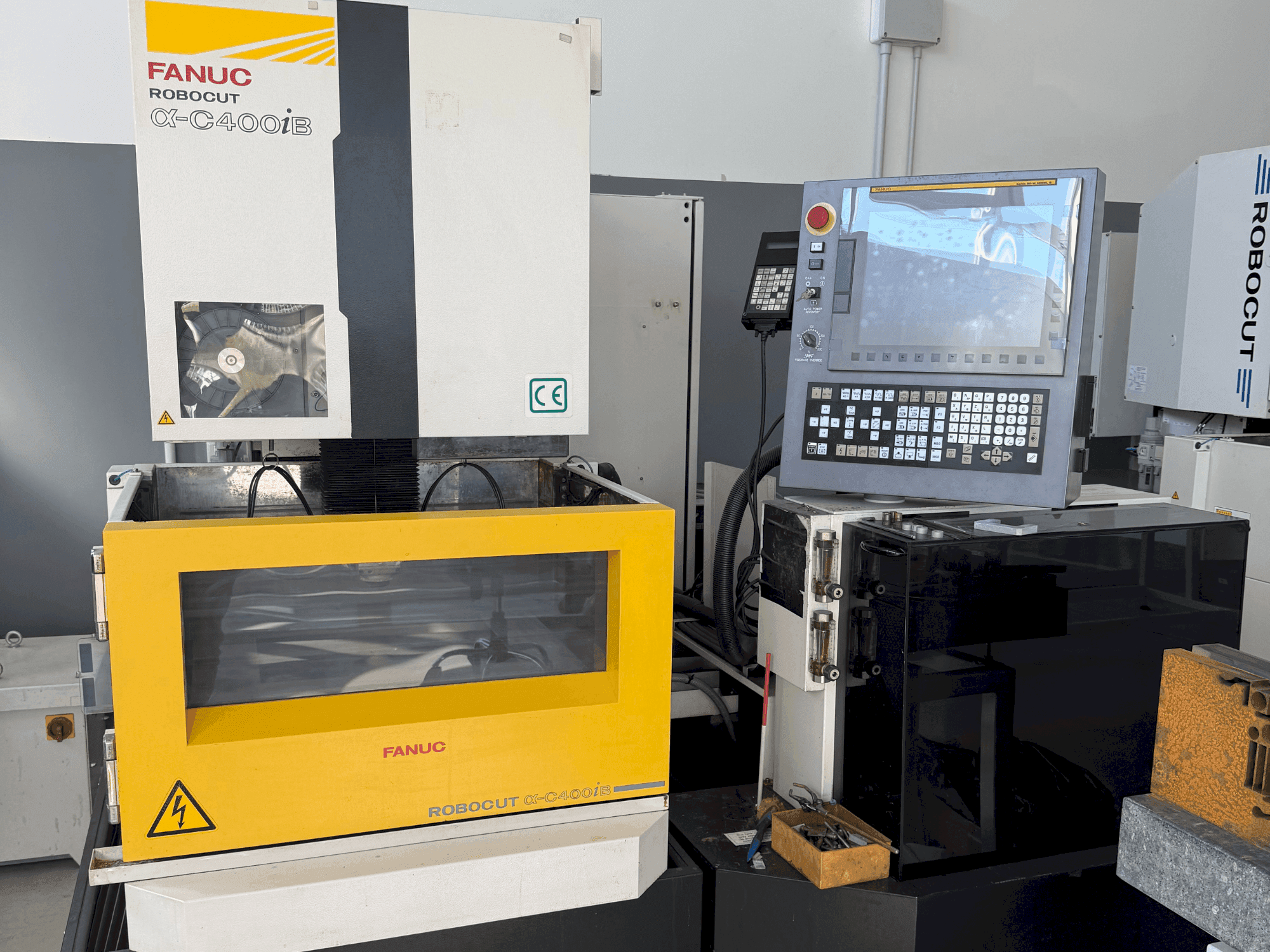 Vista frontal de la máquina FANUC Robocut alpha-C400iB