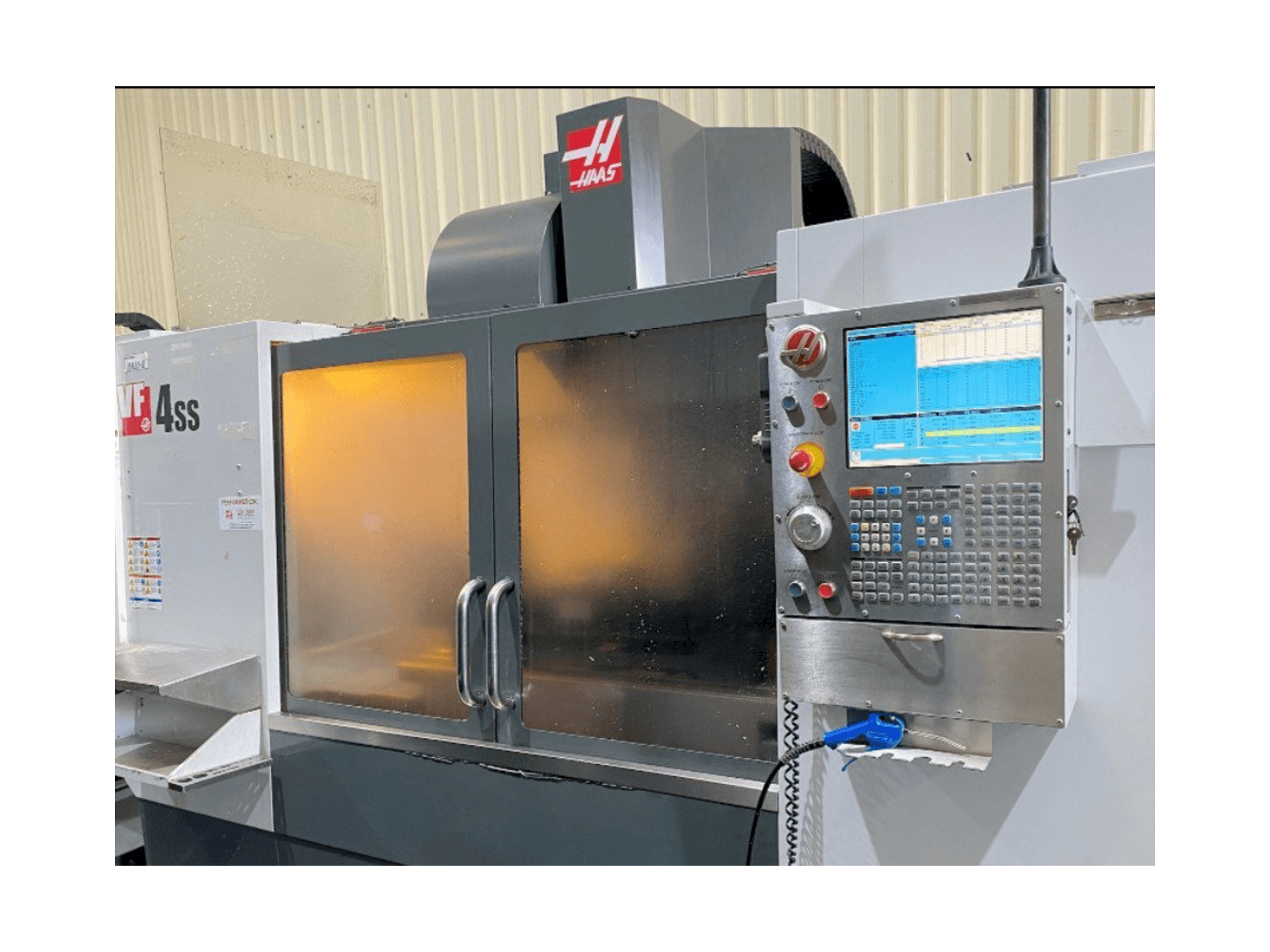 Vista frontal de la máquina HAAS VF-4SS