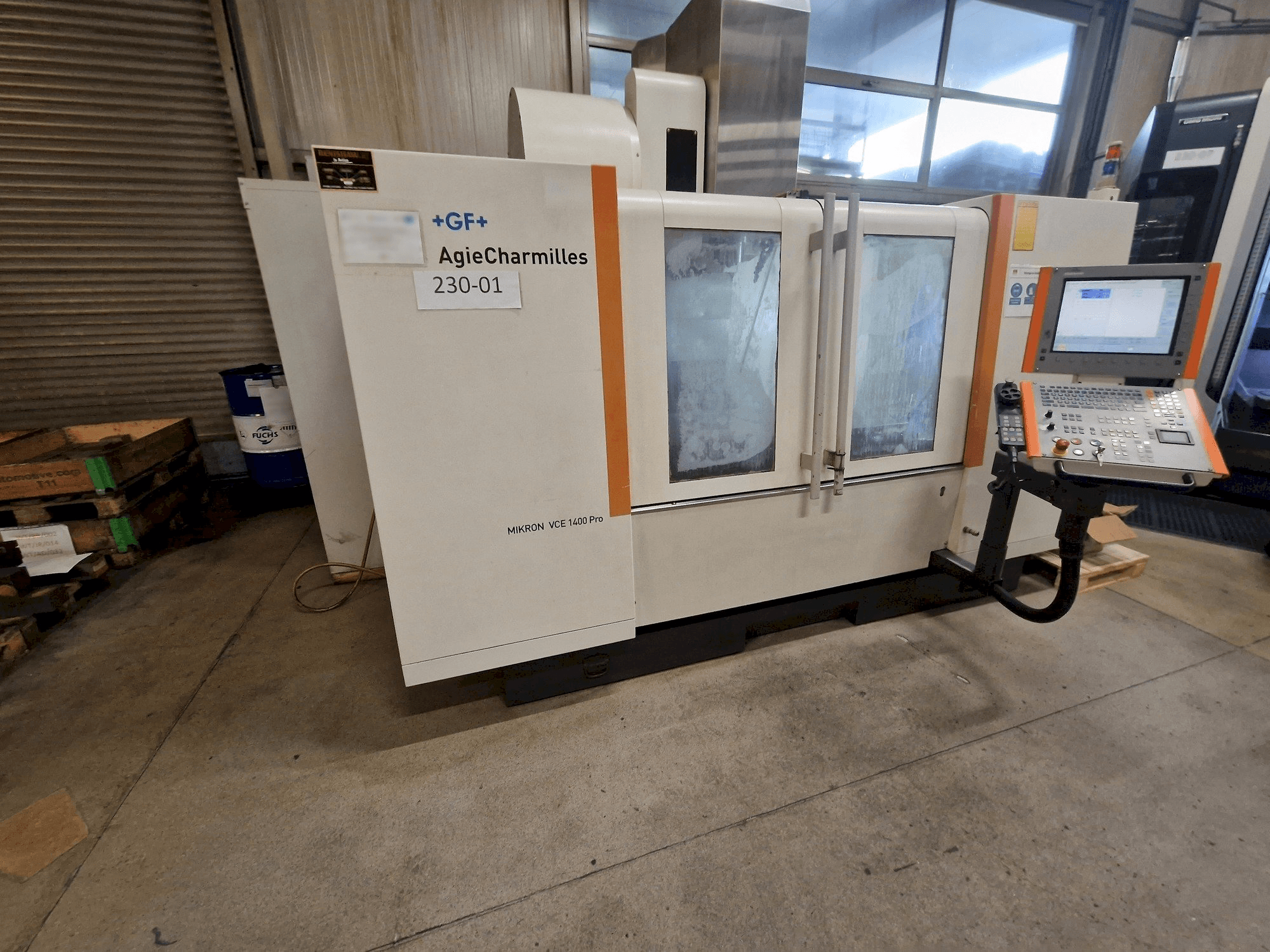 Vista lateral izquierda de la máquina AgieCharmilles MIKRON VCE 1400 PRO