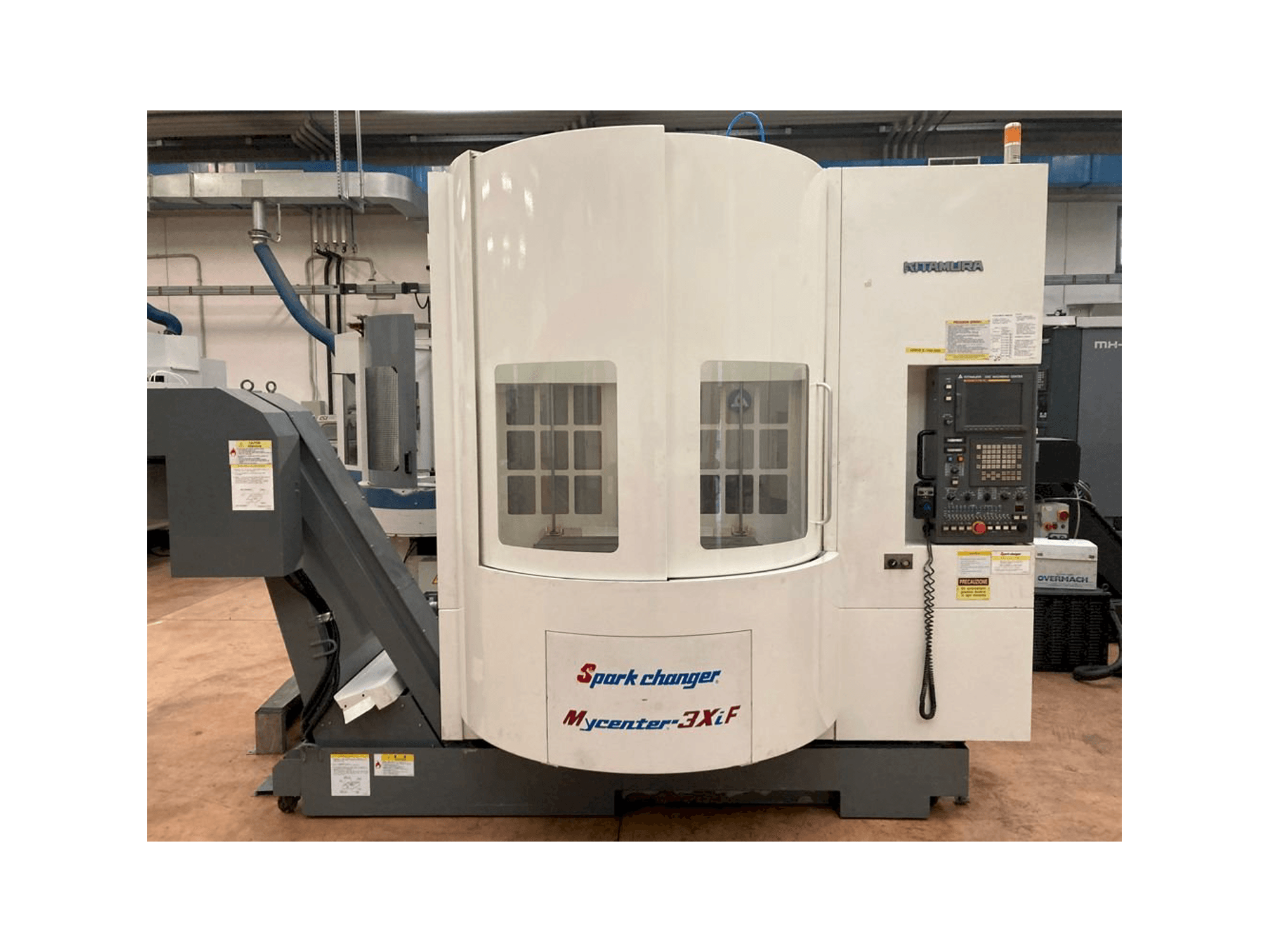Vista frontal de la máquina Kitamura Spark Mycenter 3XiF