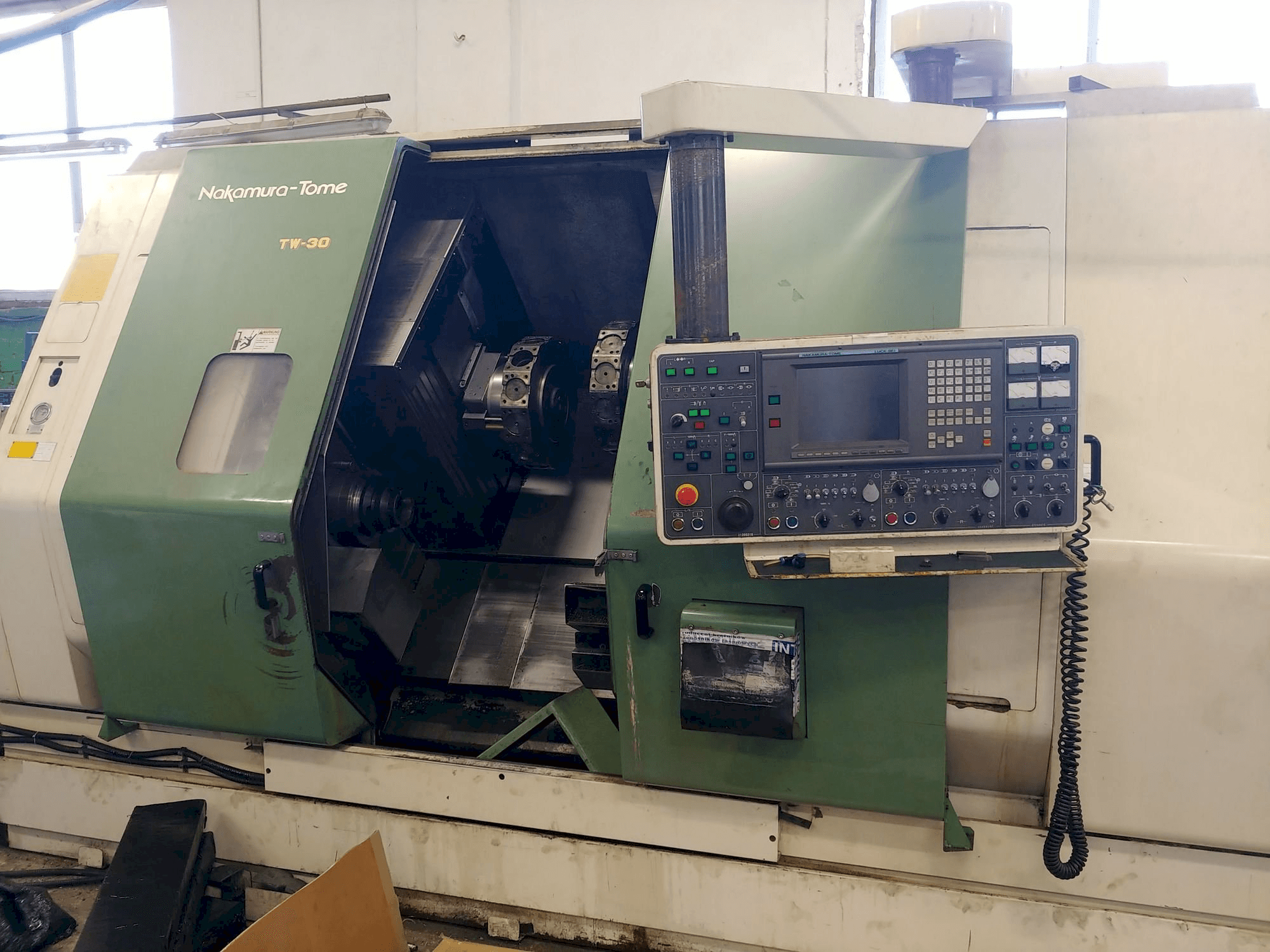 Vista frontal de la máquina NAKAMURA-TOME TW-30