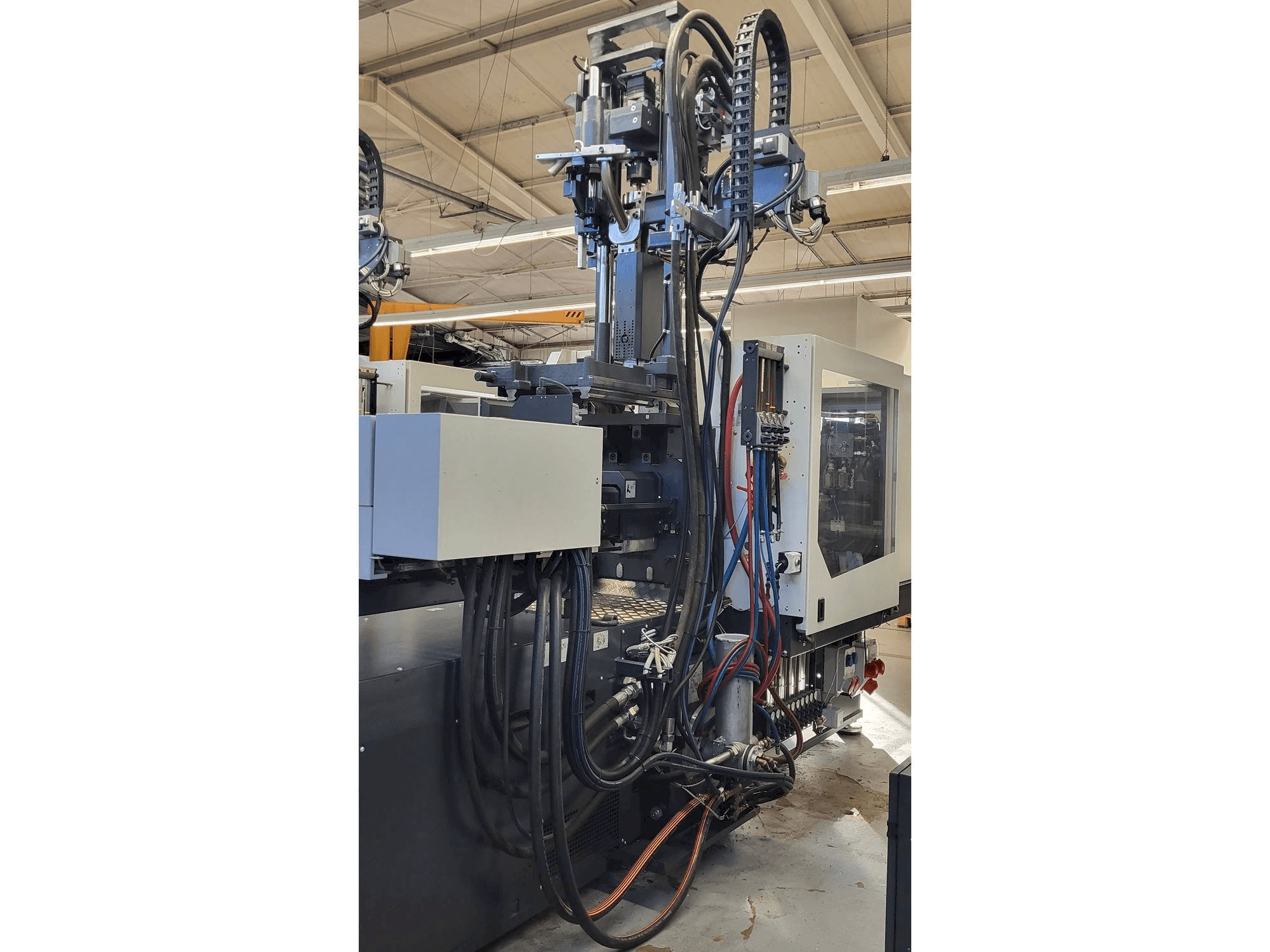 Vista lateral izquierda de la máquina Sumitomo SHI DEMAG Systec Multi 120/470-200h/80V