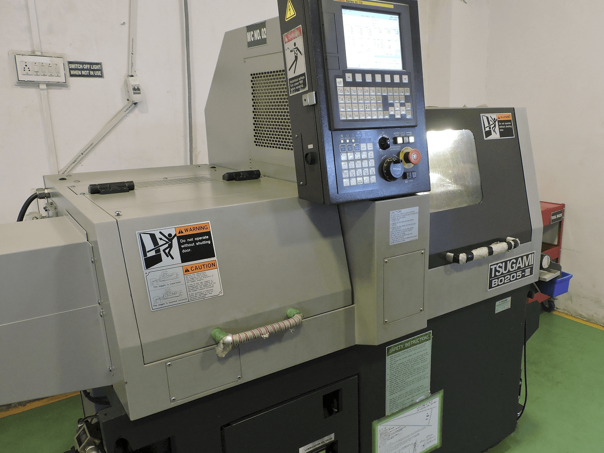 Vista izquierda de la máquina TSUGAMI B0205-III