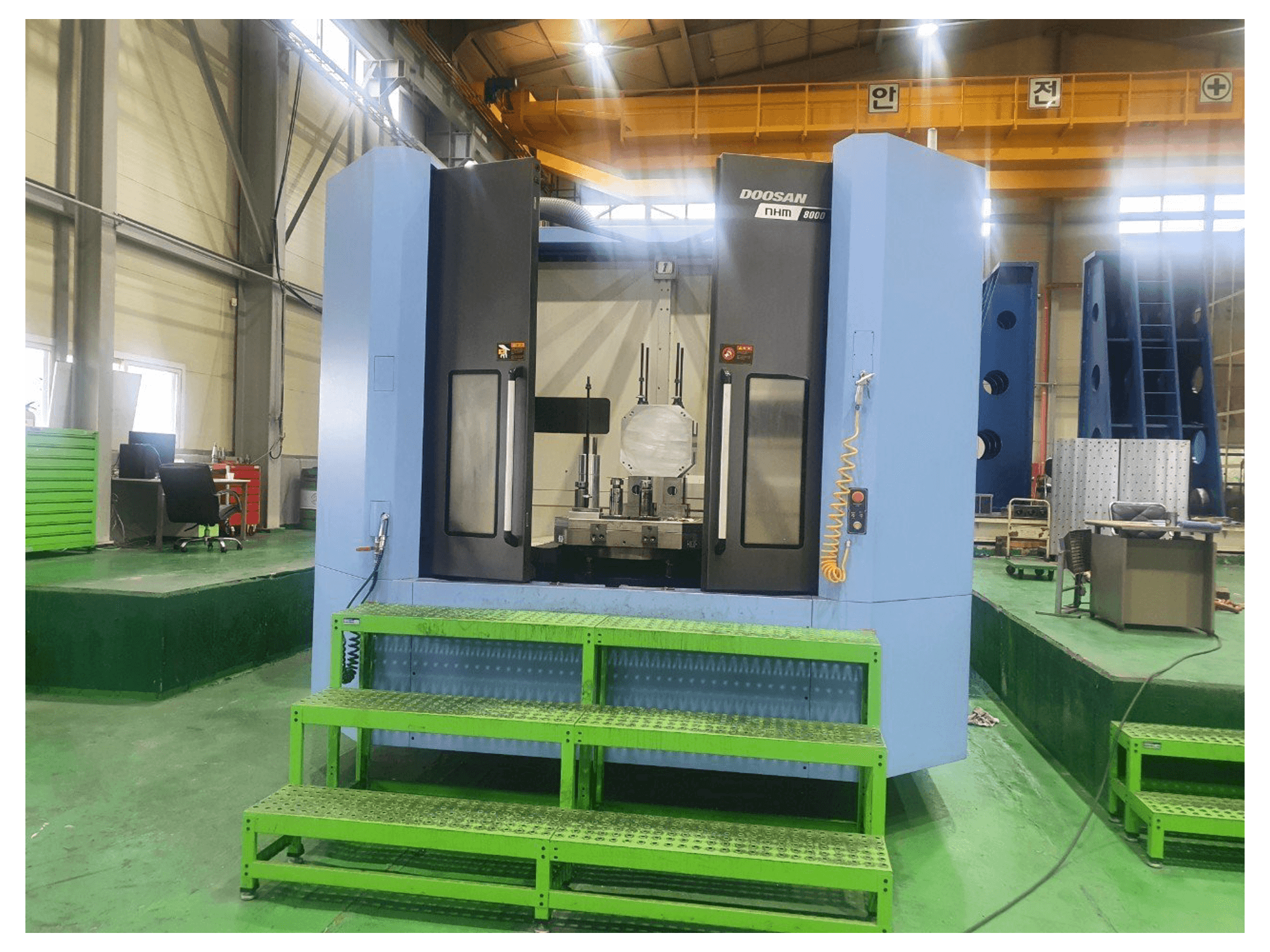 Vista frontal de la máquina Doosan NHM8000
