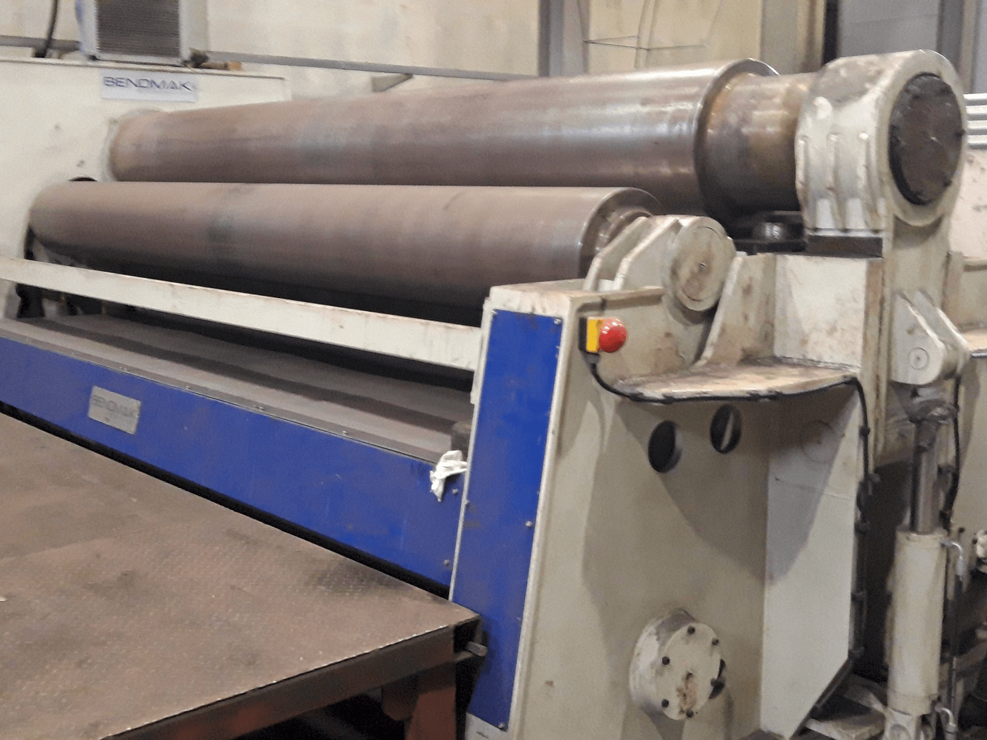 Vista frontal de la máquina BENDMAK CY4R-HHS 450-35/33-4