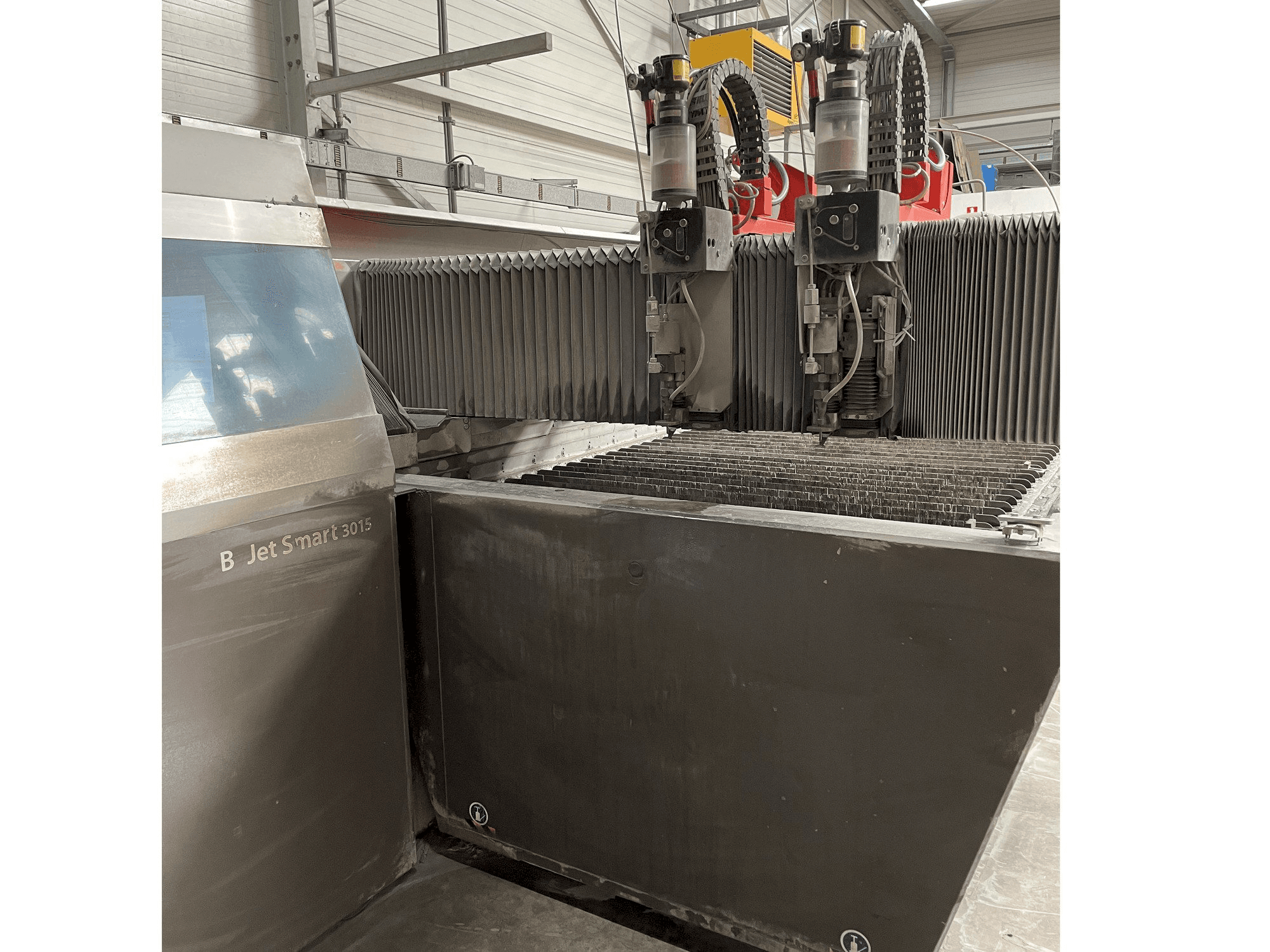 Vista frontal de la máquina Bystronic ByJet Smart 3015