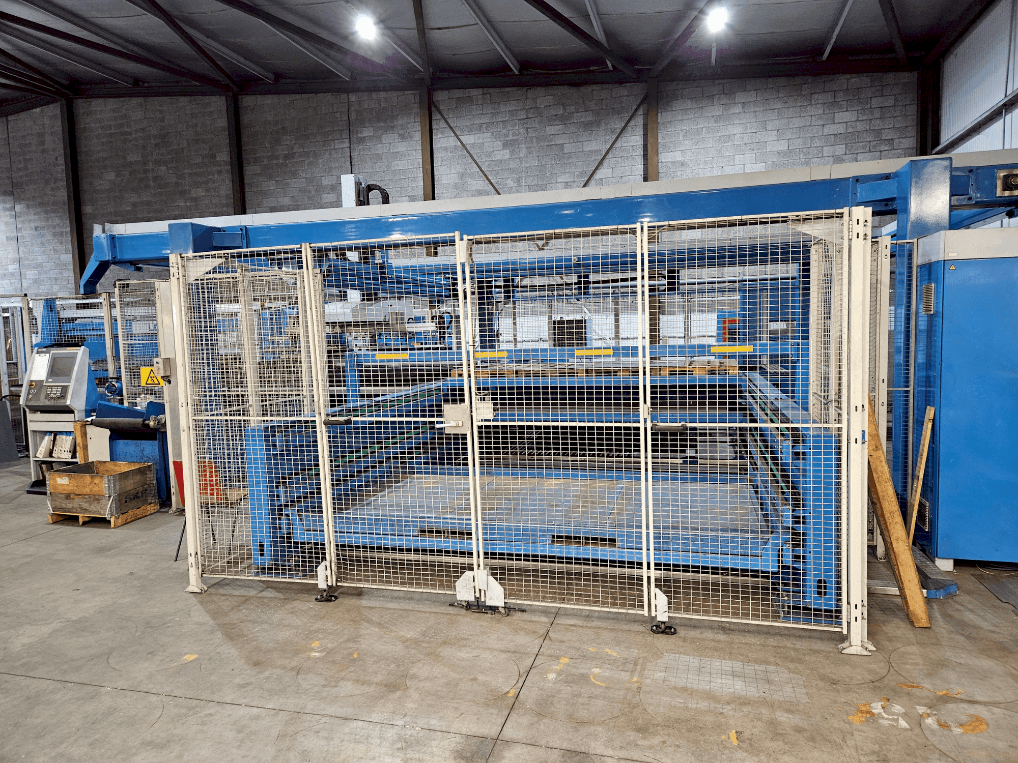 Vista frontal de la máquina Finn-Power LSR6/LC6