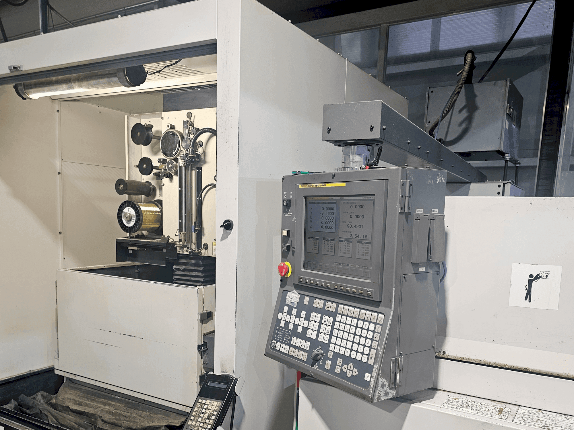 Vista frontal de la máquina FANUC alpha 1iC