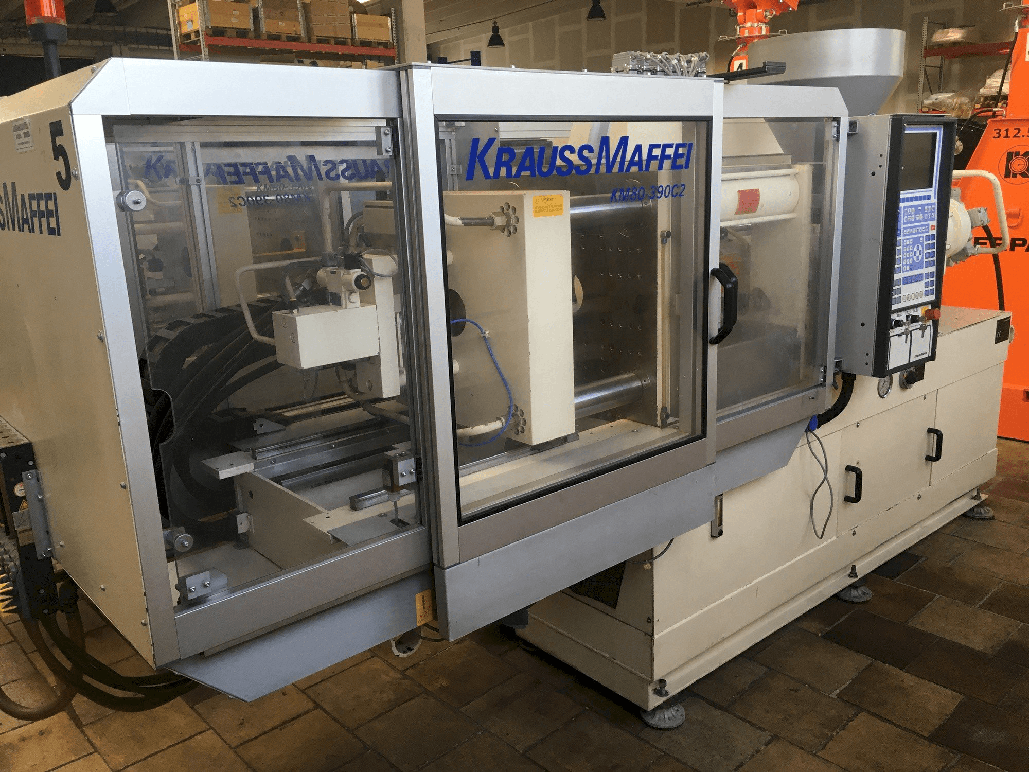 Vista frontal de la máquina Krauss Maffei 80/390 C2