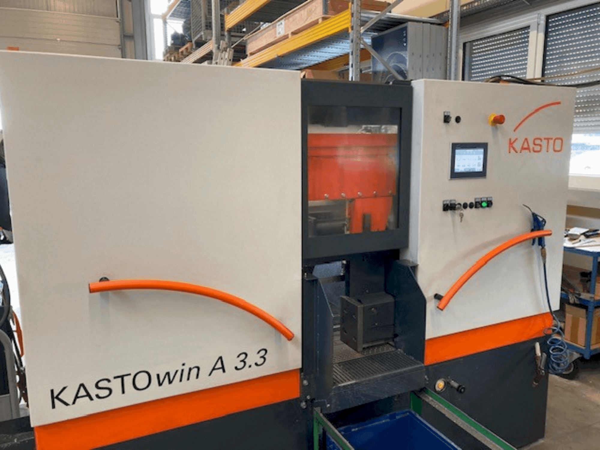 Vista frontal de la máquina KASTO Win A 3.3
