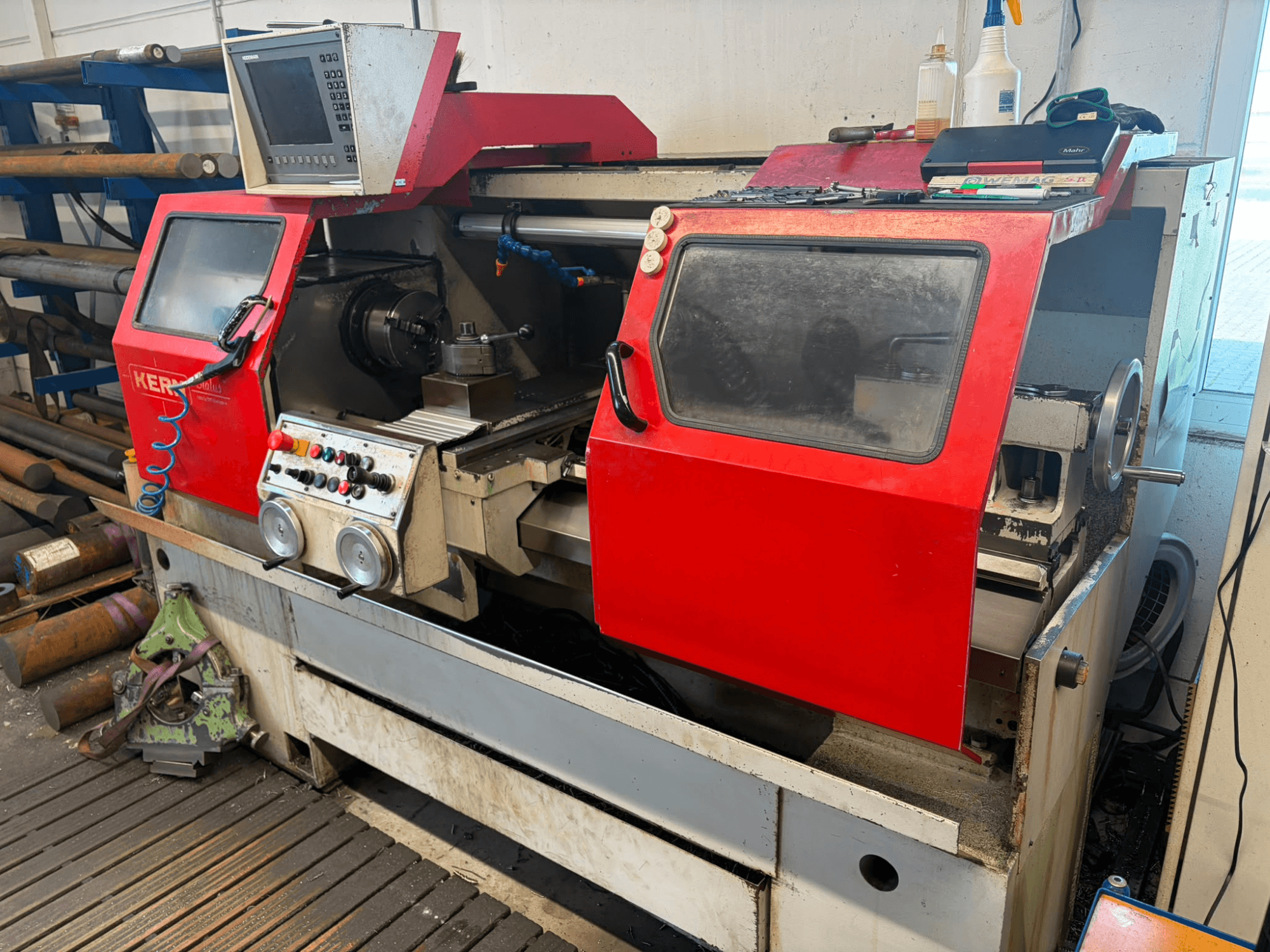 Torno horizontal KERN Status, vista frontal, con carcasa roja, panel de control y husillo visible; apto para el trabajo del metal.