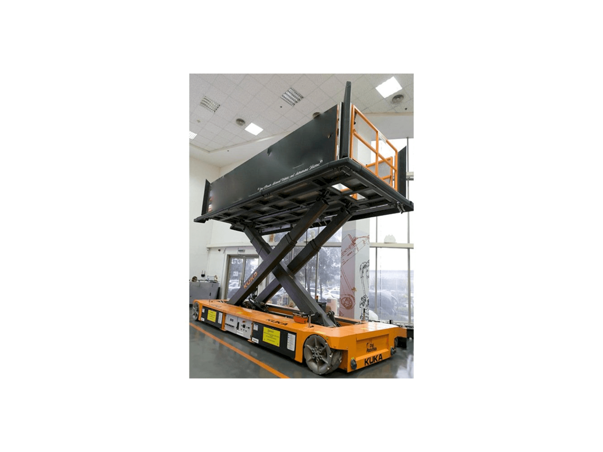 Vista frontal de la máquina KUKA KoM TL-3 E575 1000