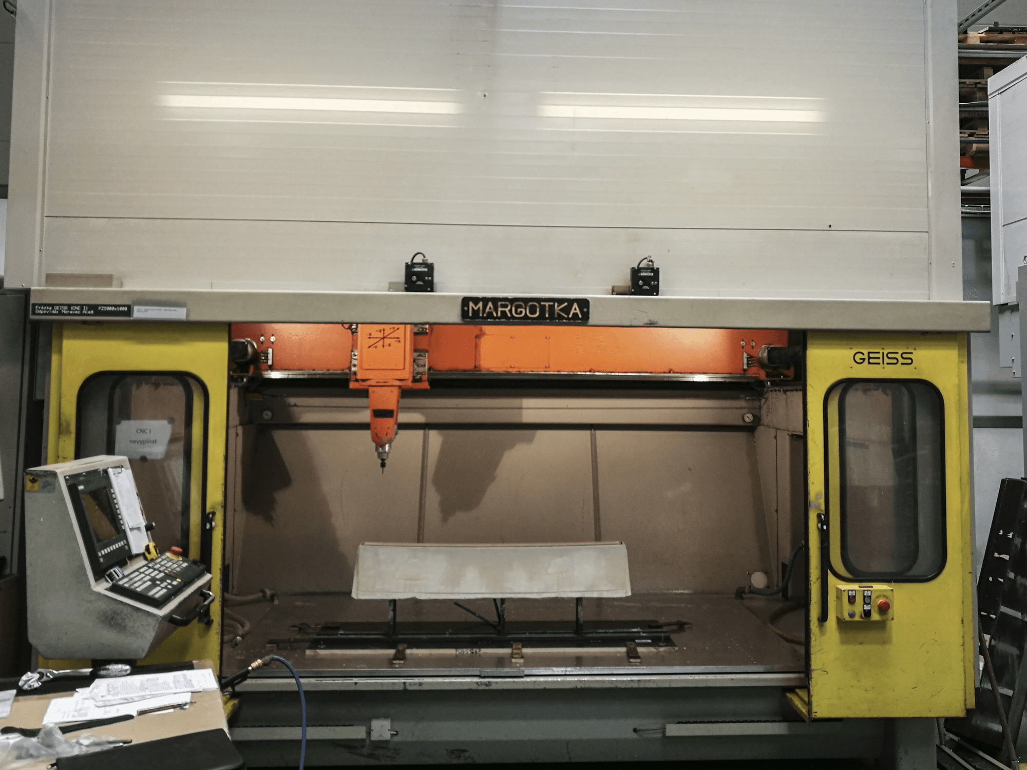 Vista frontal de la máquina GEISS FZ 2000x1000