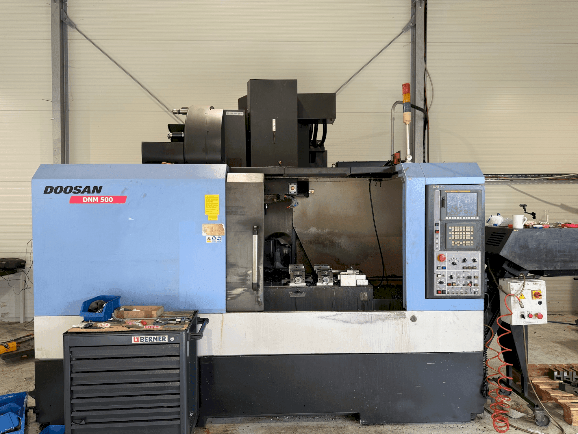 Vista frontal de la máquina DOOSAN DNM 500