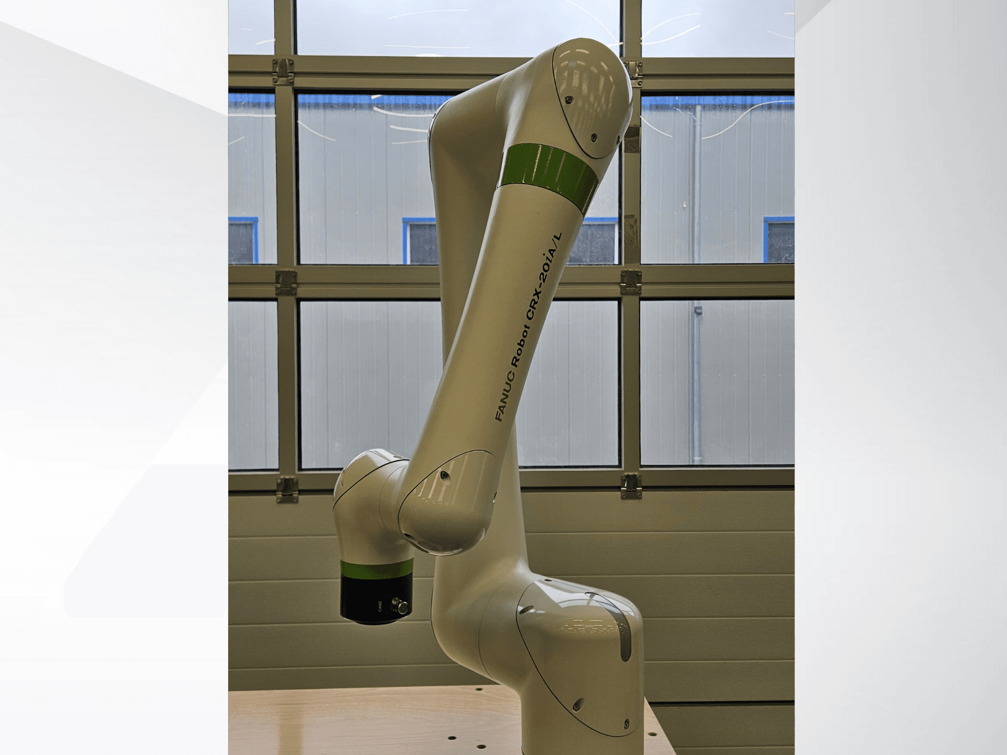 ROBOT FRANKA CRX-20A/L, vista lateral, mostrando su brazo articulado y su efector final de agarre verde y negro.