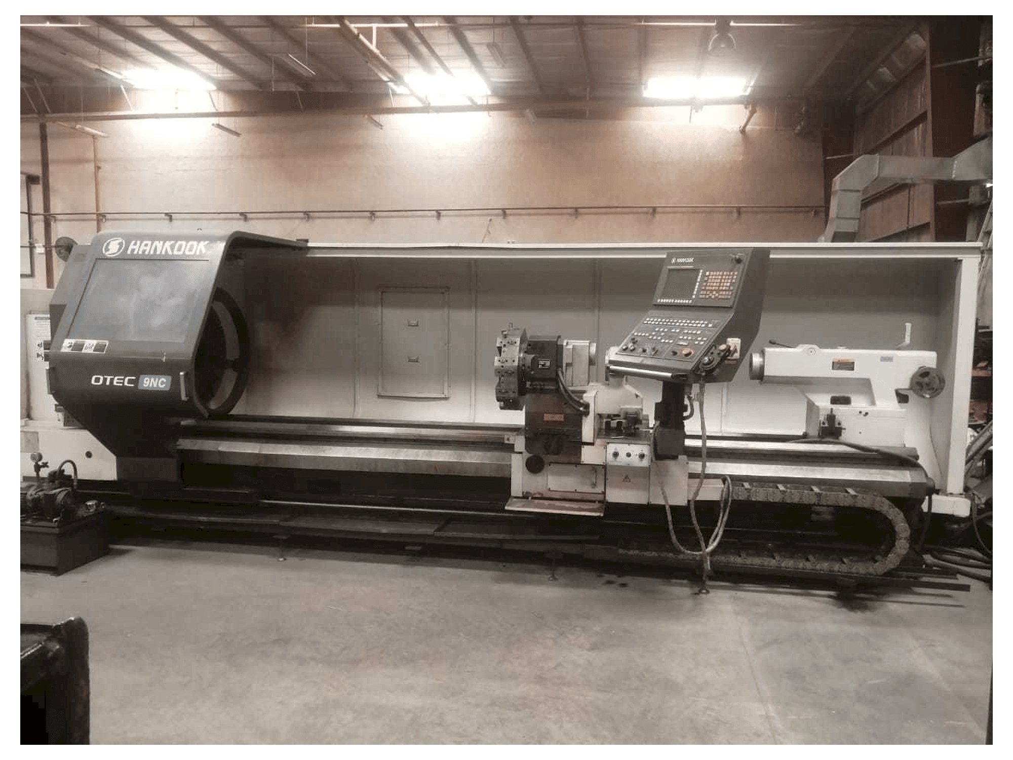 Vista frontal de la máquina HANKOOK PROTEC-9NC