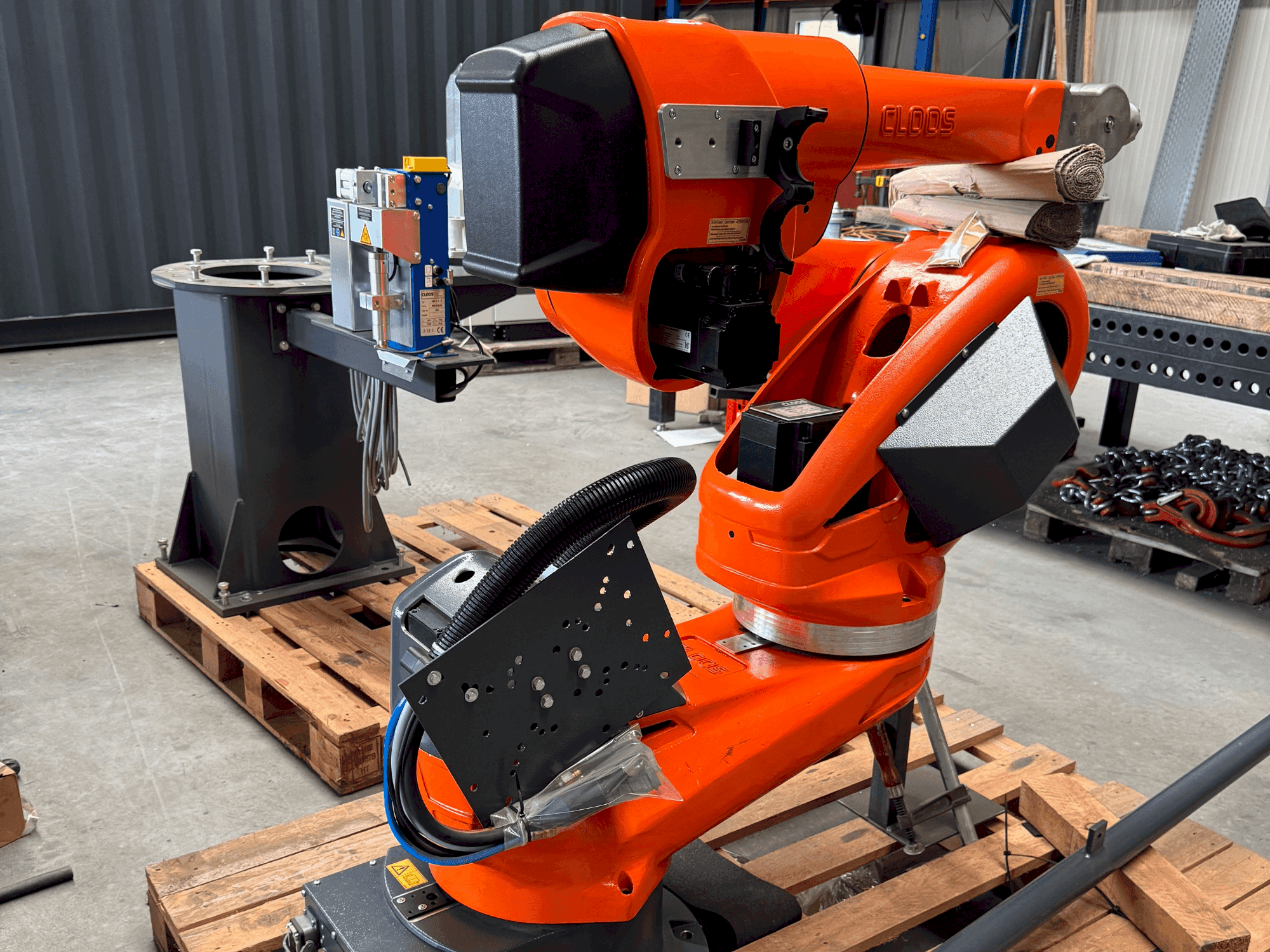 Vista frontal de la máquina CLOOS QIROX QRC 350-E