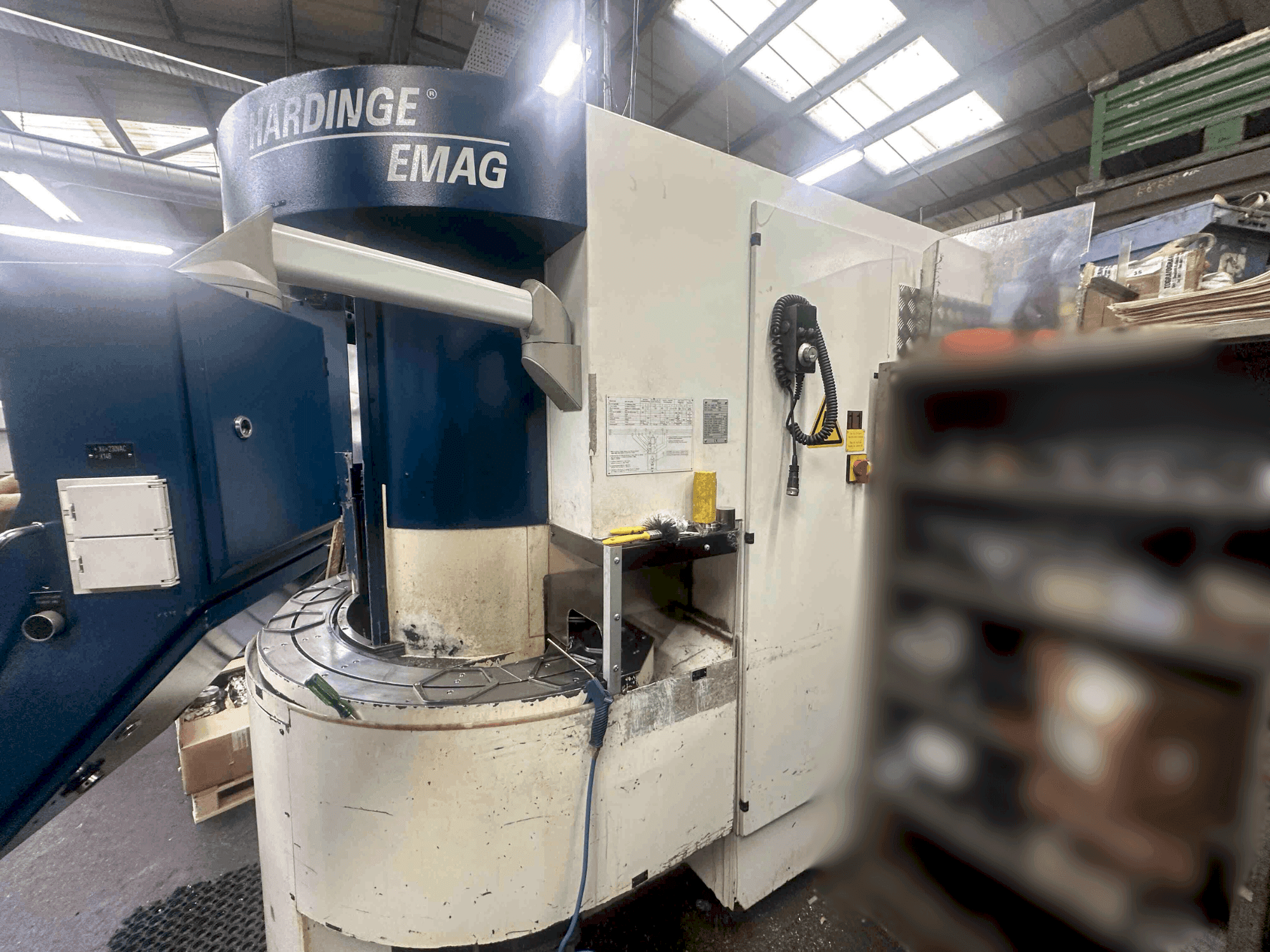 Vista frontal de la máquina Hardinge Emag VL-3